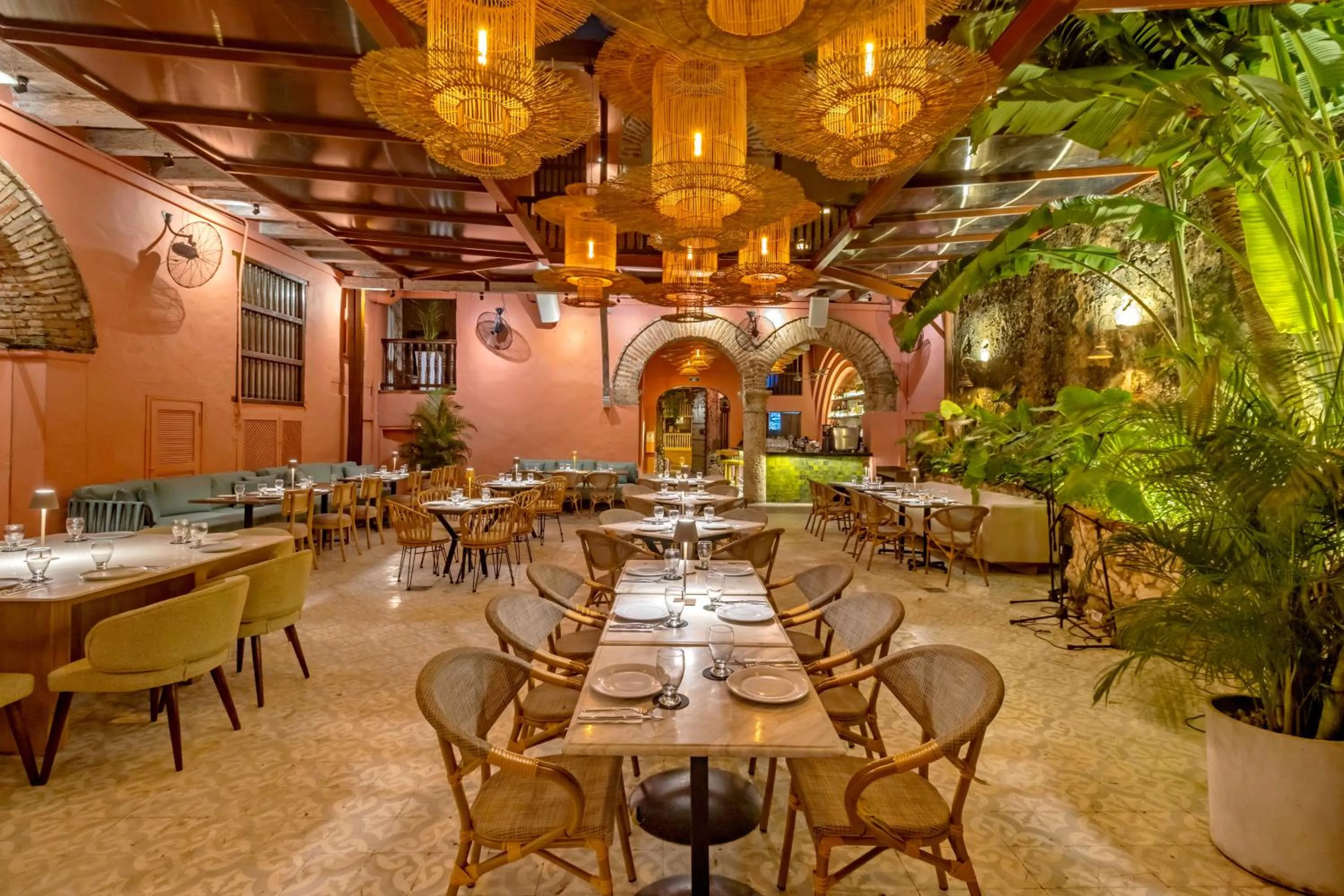 Restaurant/places to eat in El Marques Hotel Boutique By GEH Suites