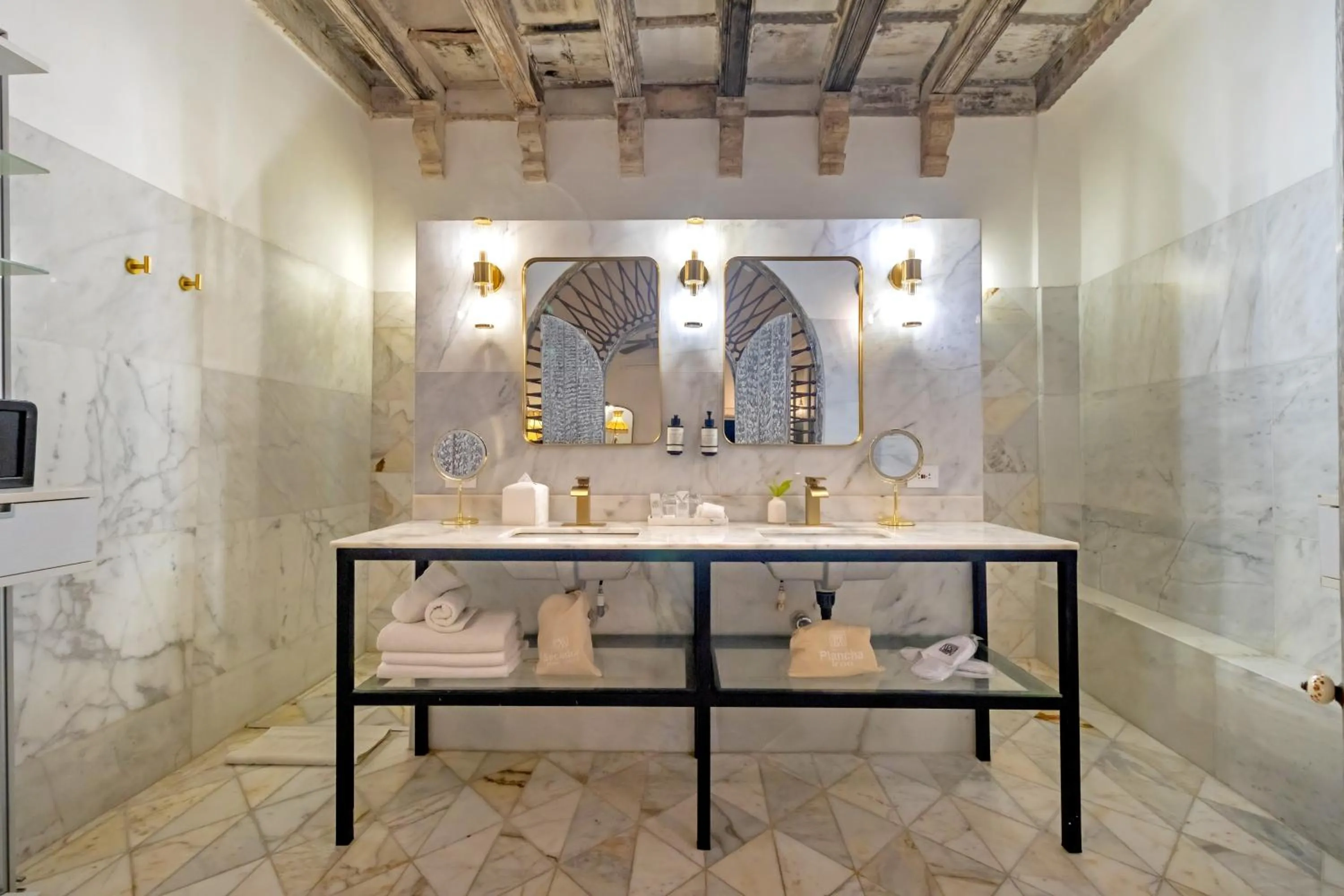 Bathroom in El Marques Hotel Boutique By GEH Suites