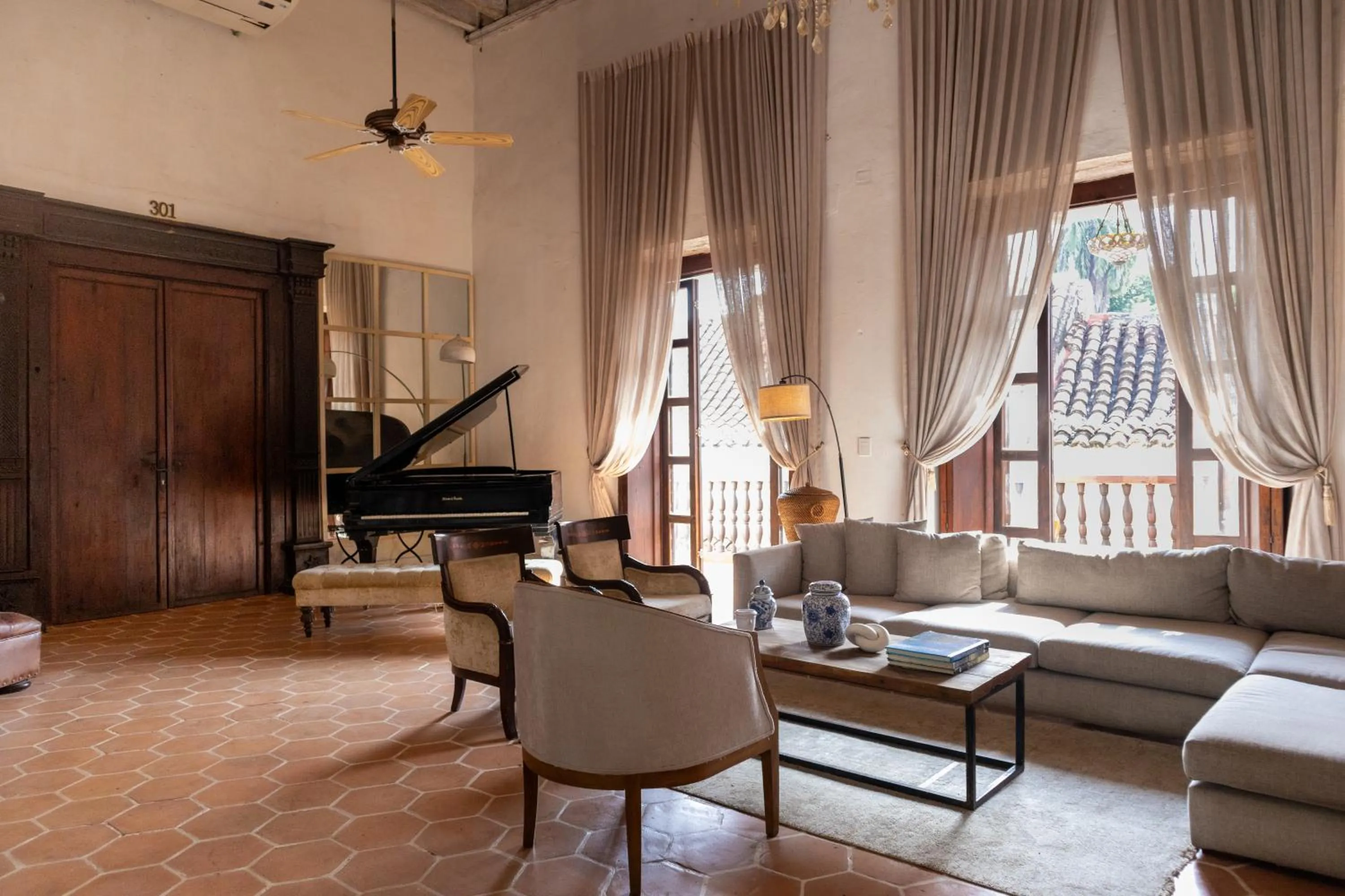 Seating area in Hotel Boutique El Marqués By GEH Suites
