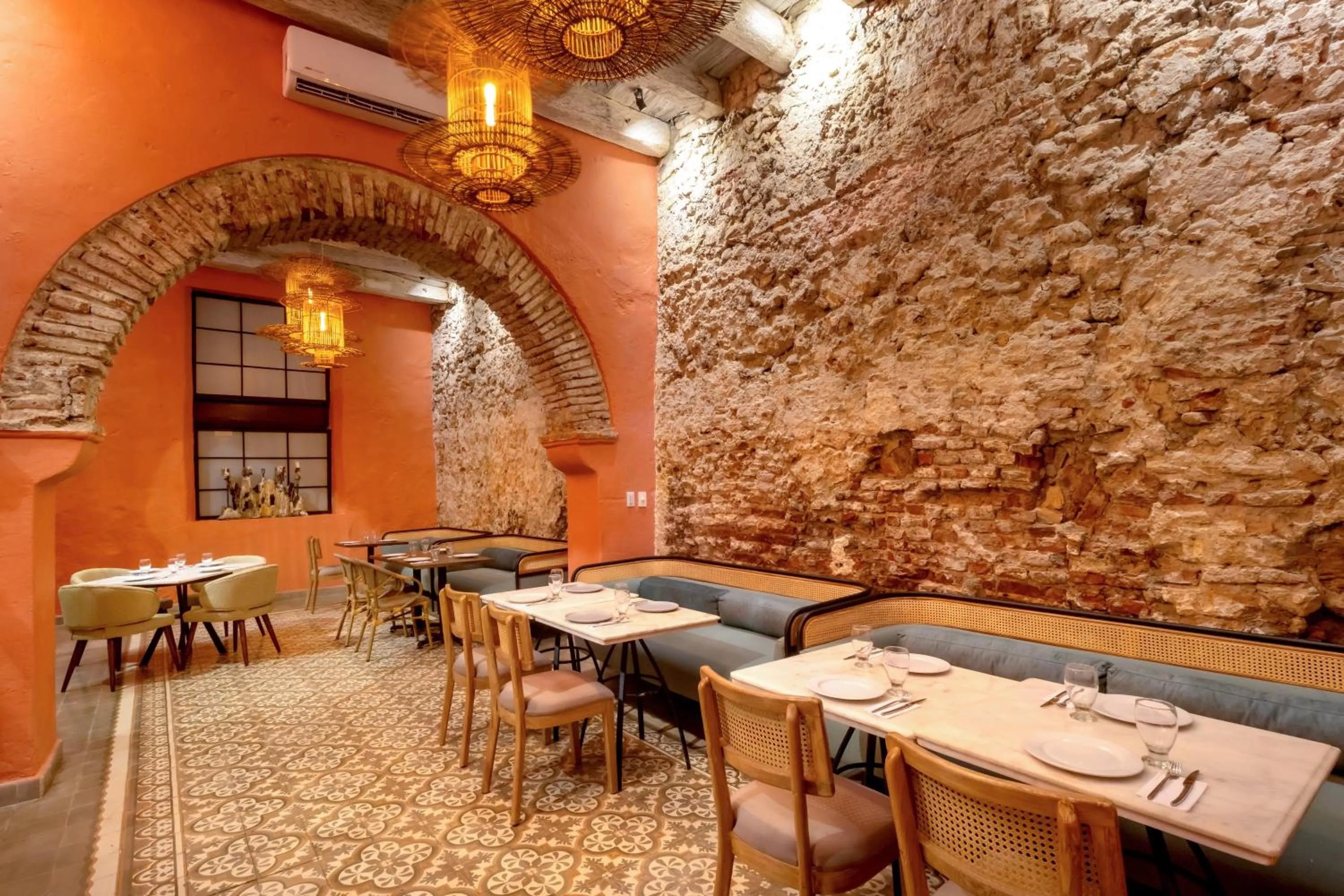 Restaurant/places to eat in El Marques Hotel Boutique By GEH Suites