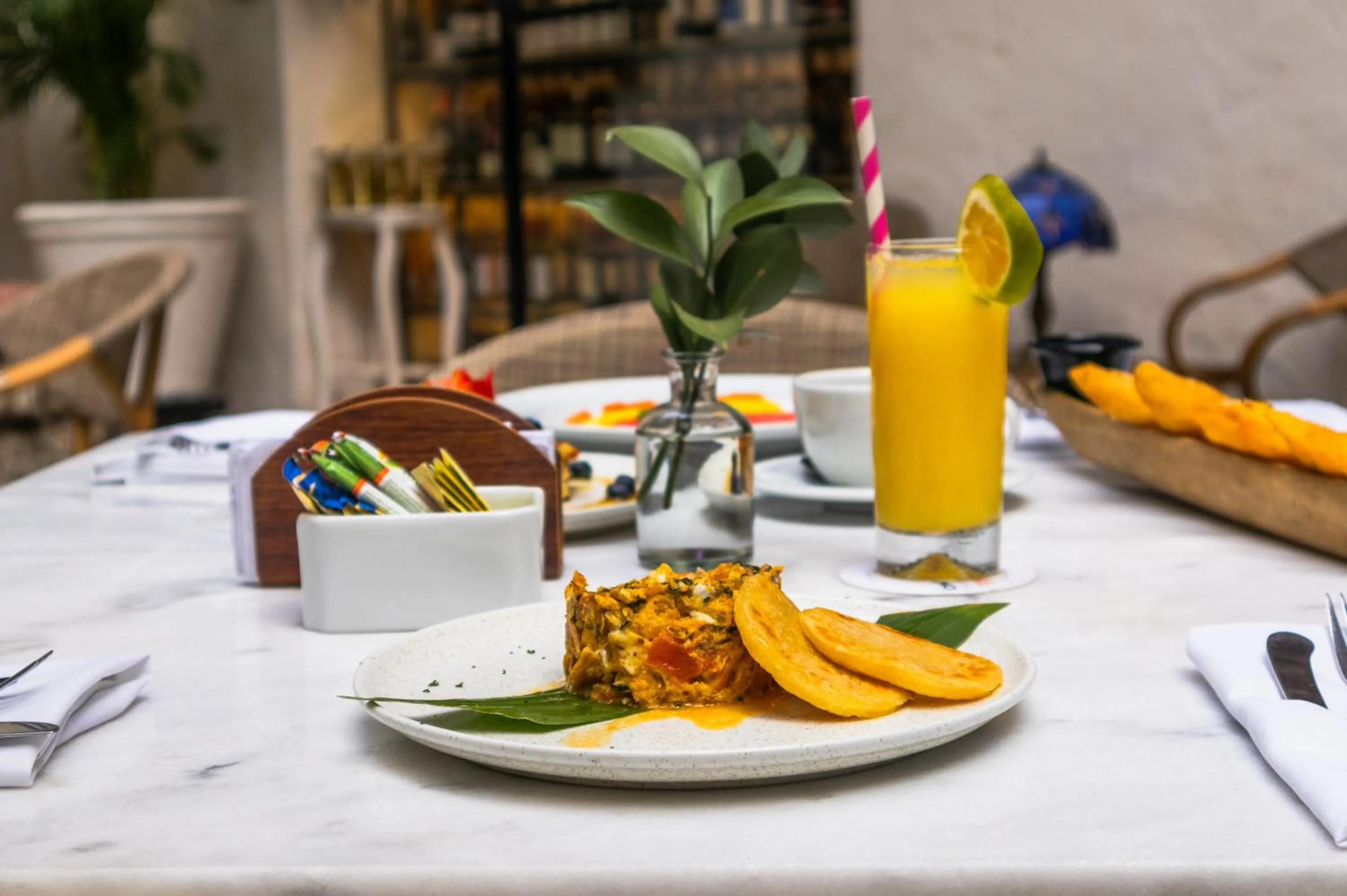 Food and drinks in Hotel Boutique El Marqués By GEH Suites