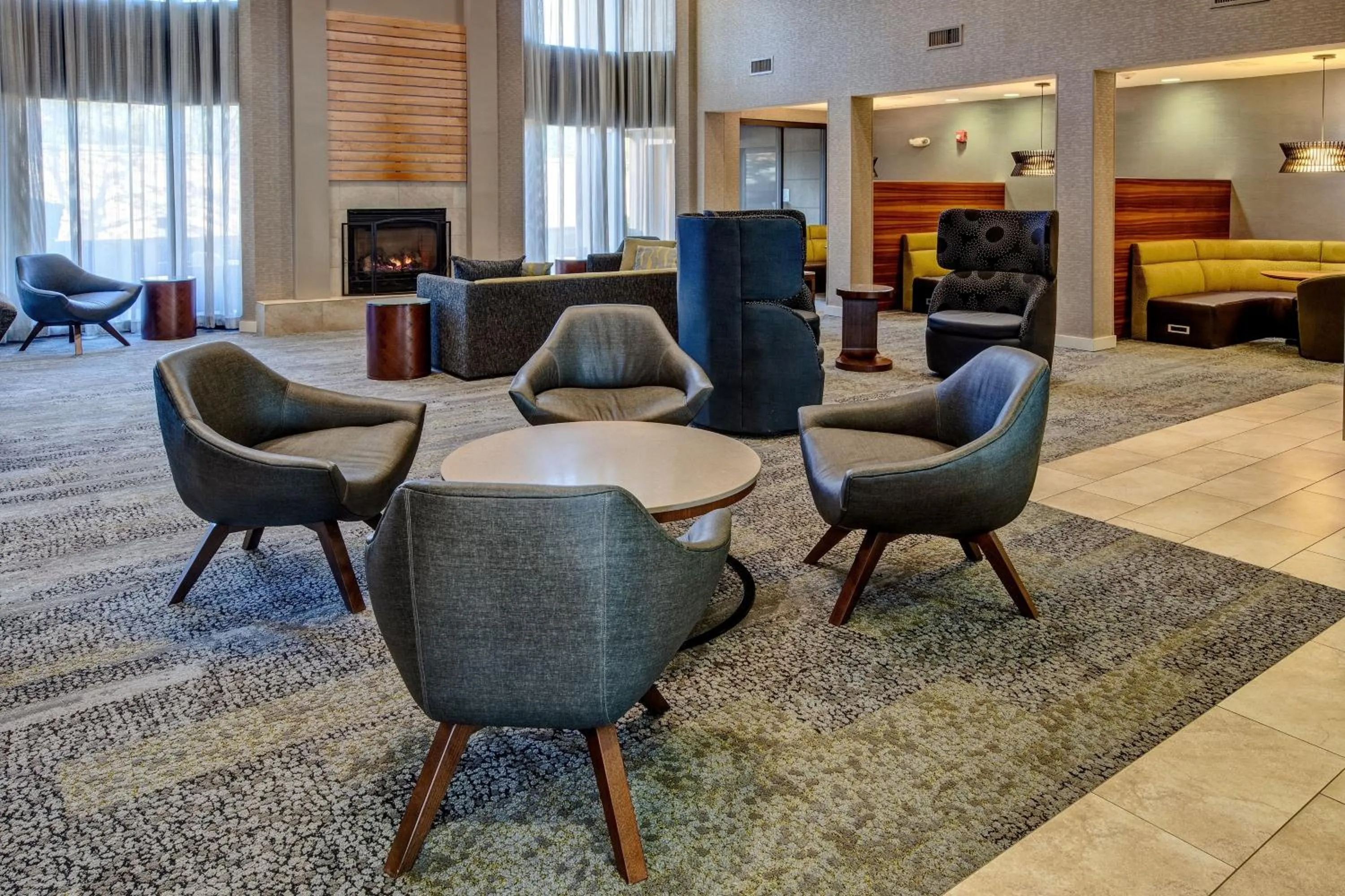 Lobby or reception in Courtyard Chicago St. Charles