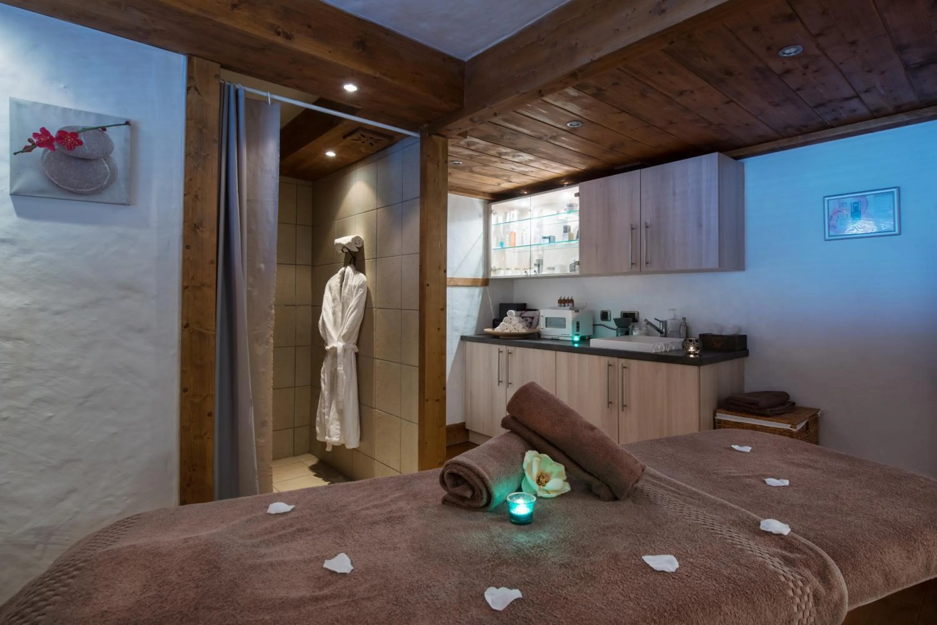 Spa and wellness centre/facilities, Bed in CGH Résidences & Spas Les Clarines