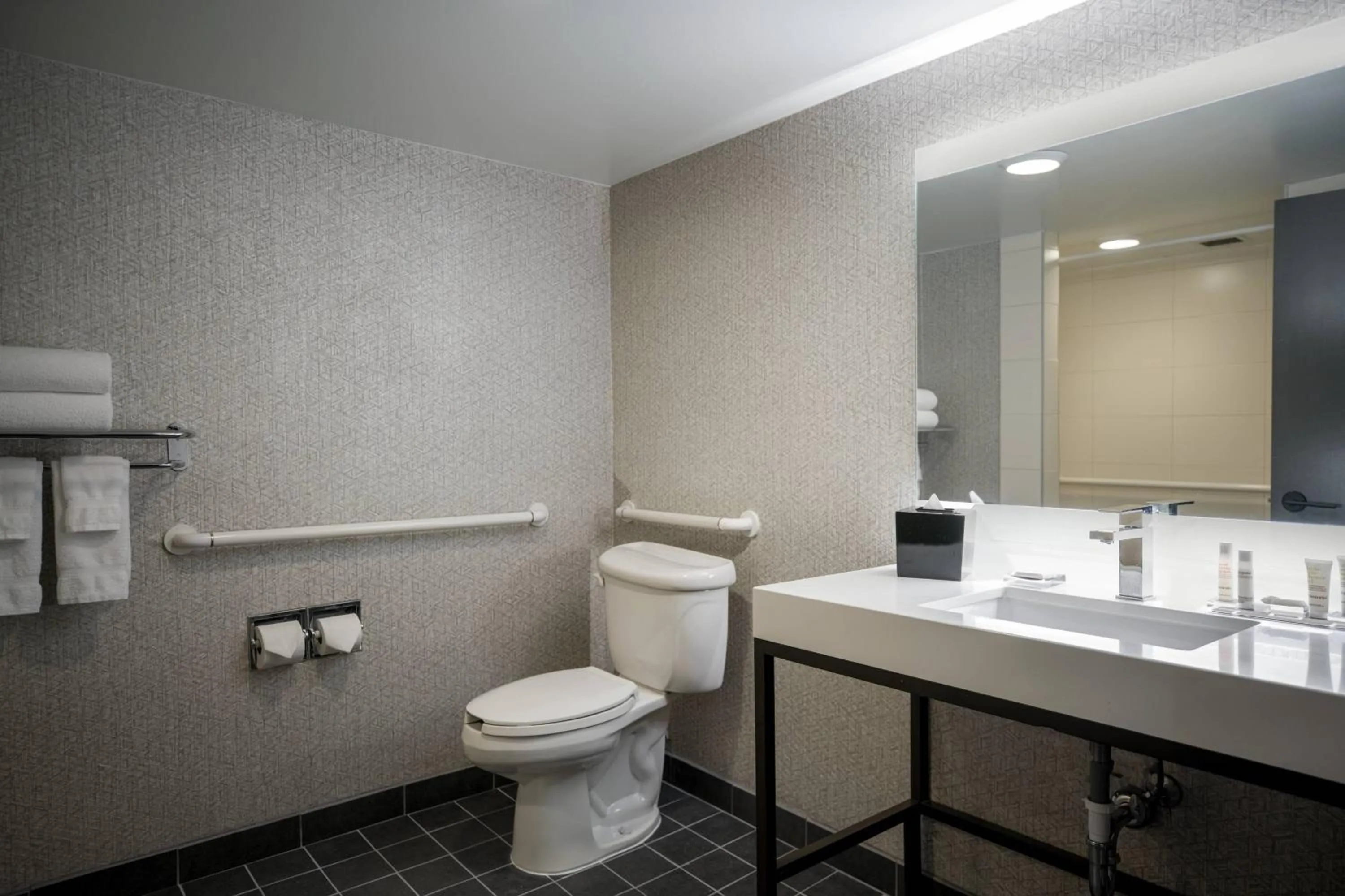 Bathroom in Chicago Marriott Schaumburg