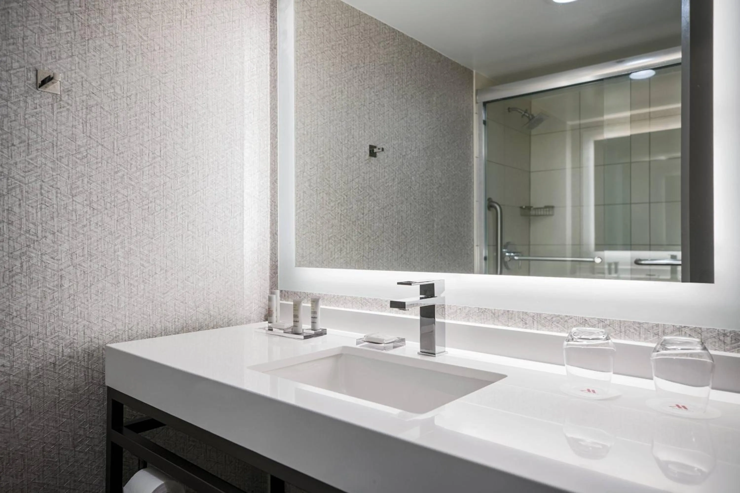 Bathroom in Chicago Marriott Schaumburg