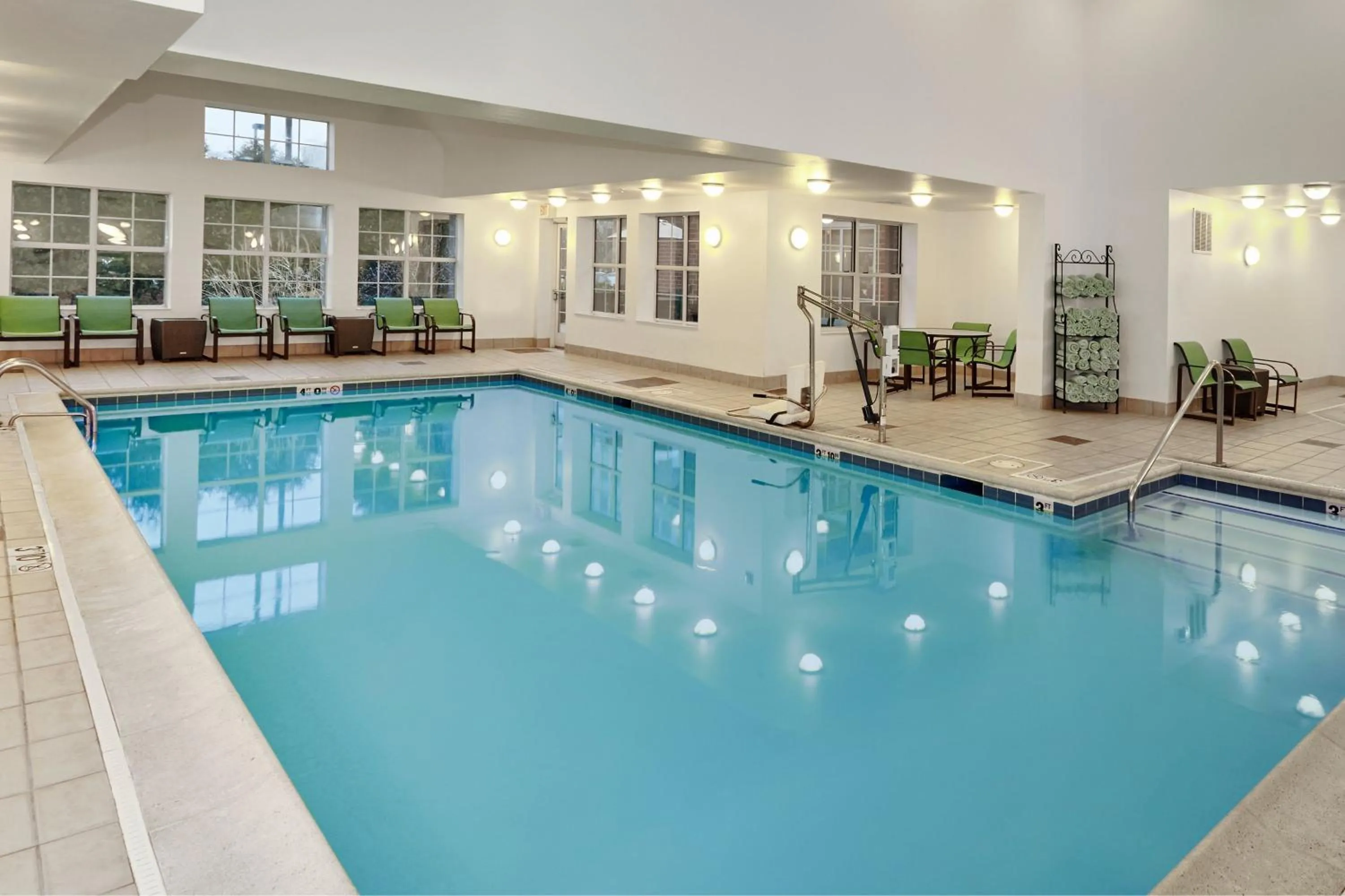 Swimming pool in Residence Inn by Marriott Chicago Schaumburg/Woodfield Mall