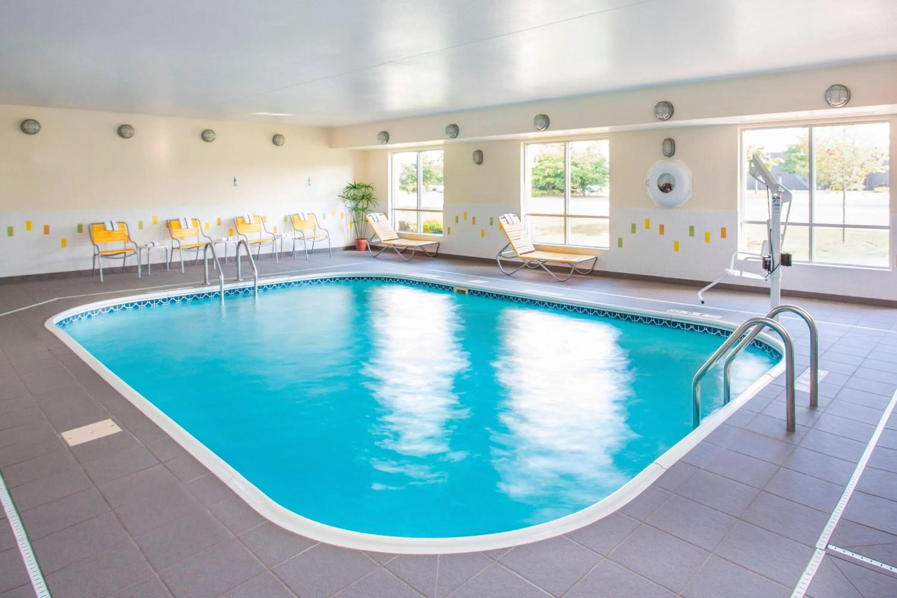 Swimming pool in Fairfield Inn & Suites Chicago Tinley Park