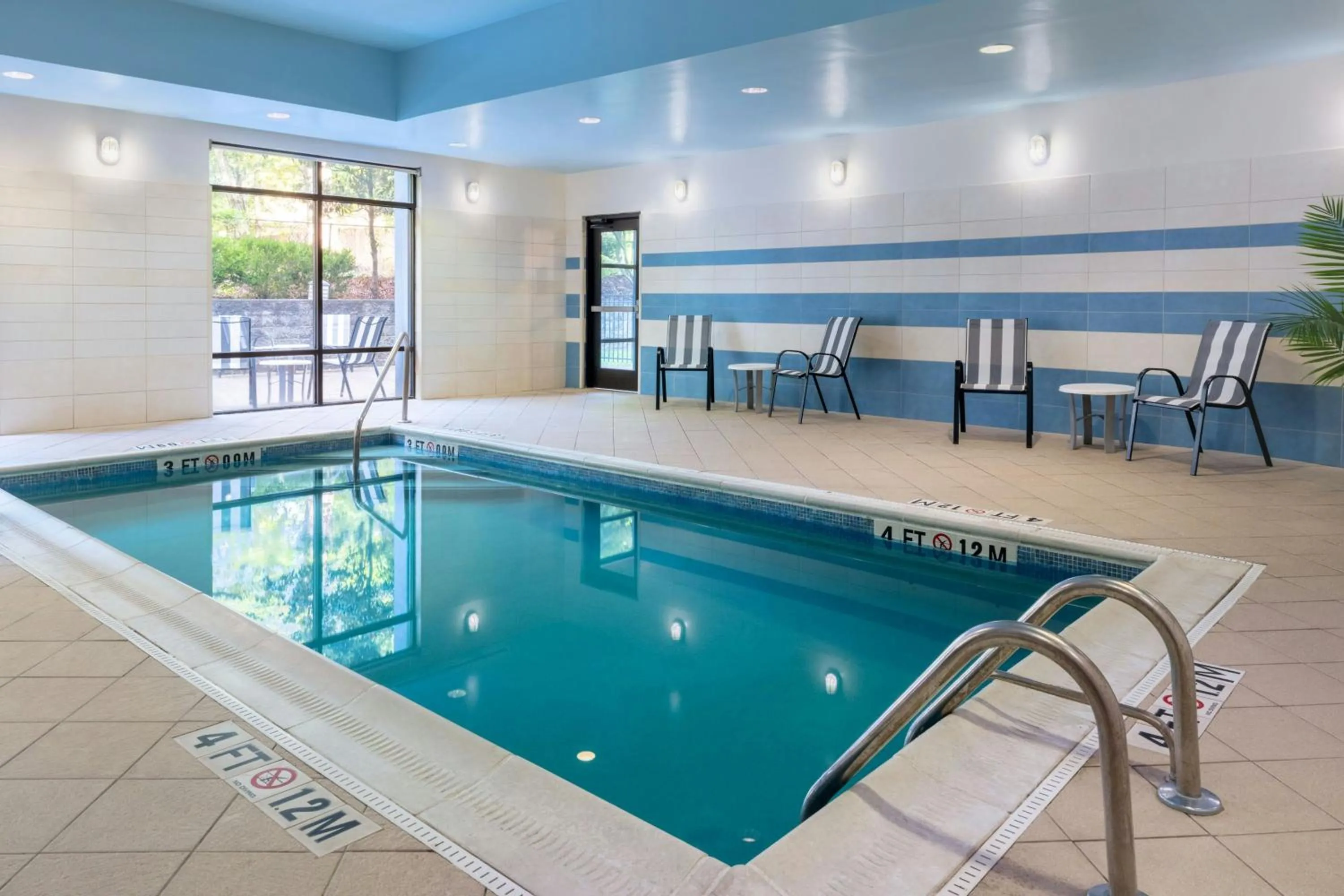 Swimming pool in SpringHill Suites by Marriott Charleston North