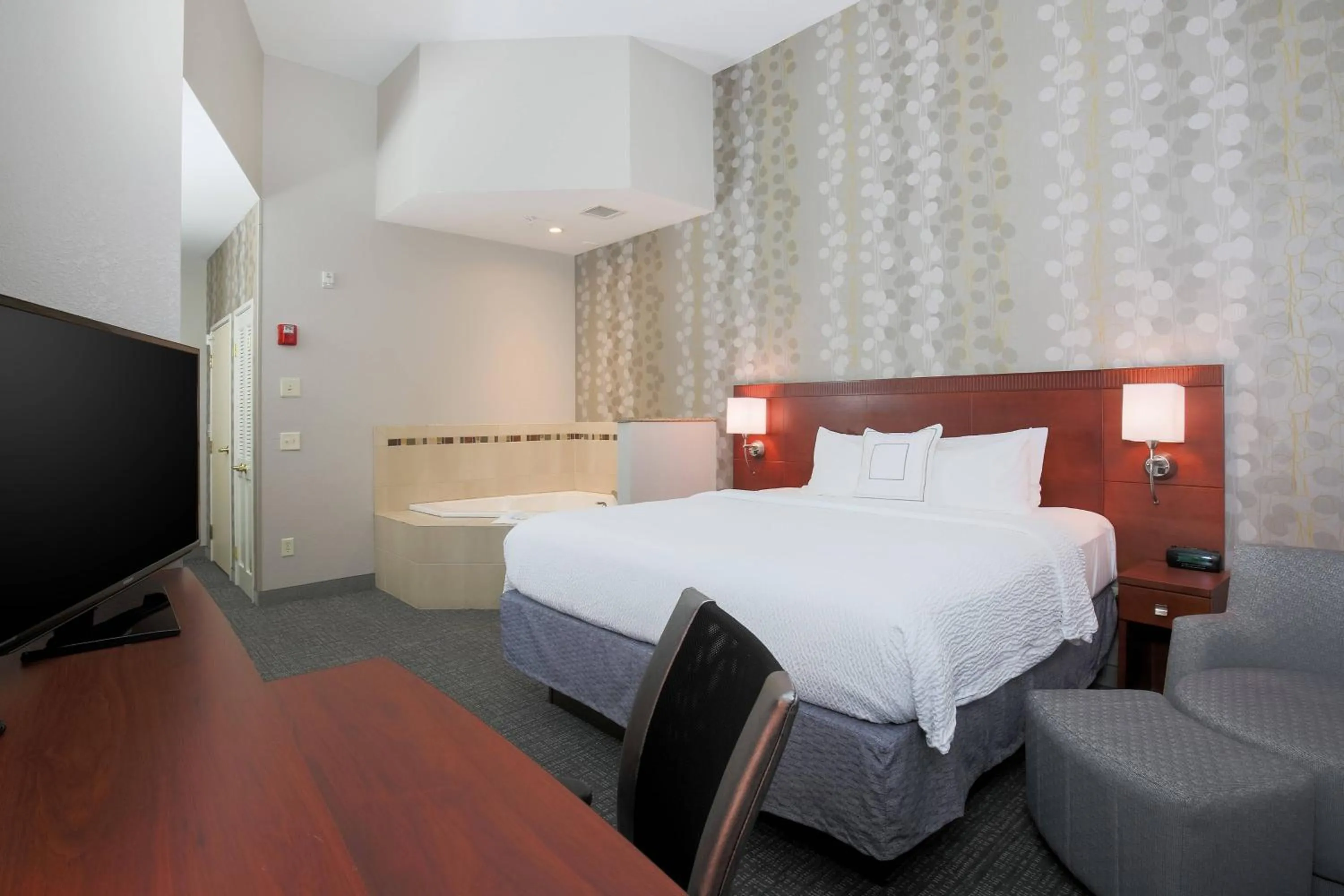 Photo of the whole room, Bed in Courtyard Chico