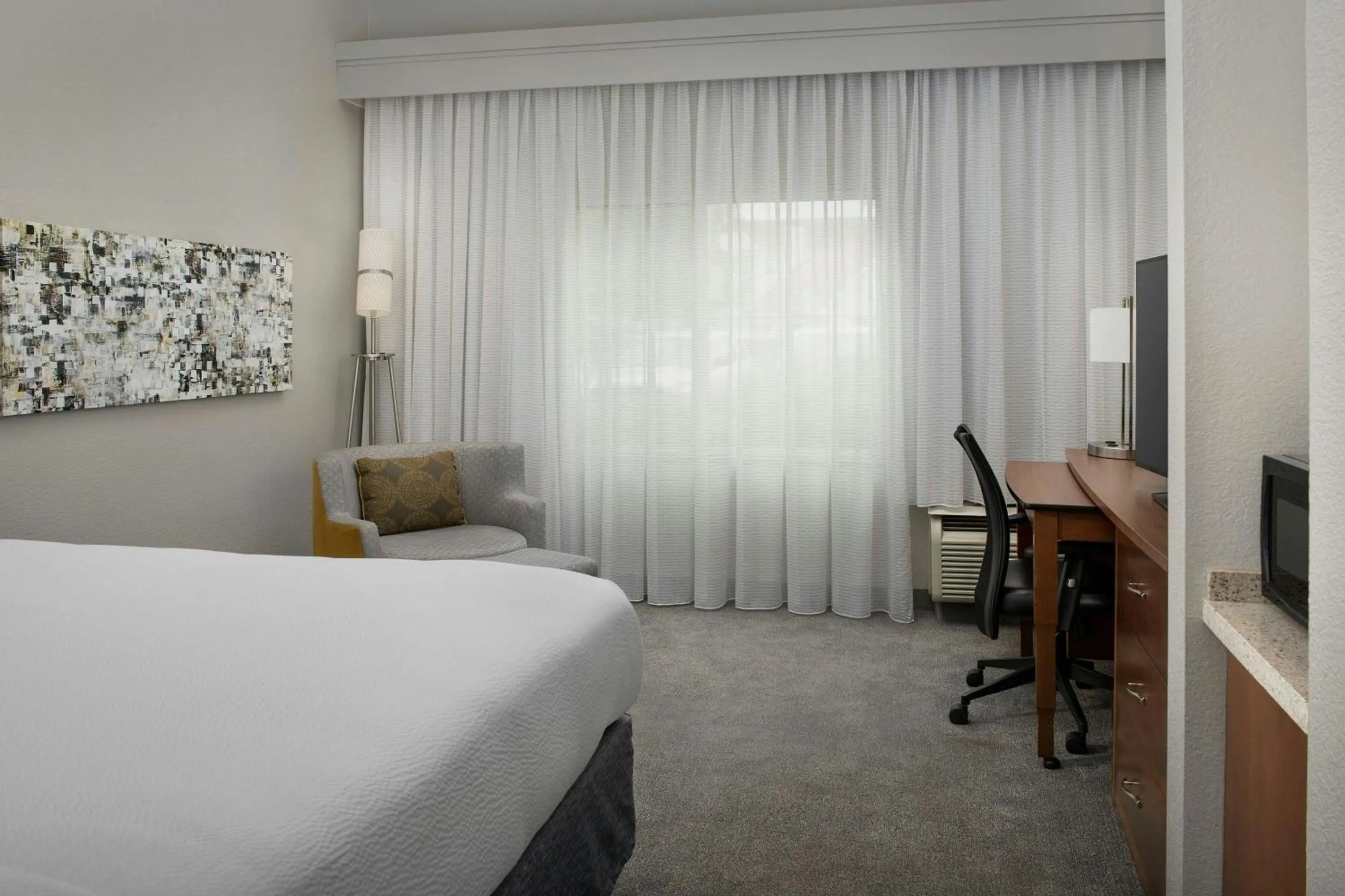 Photo of the whole room, Bed in Courtyard Chico