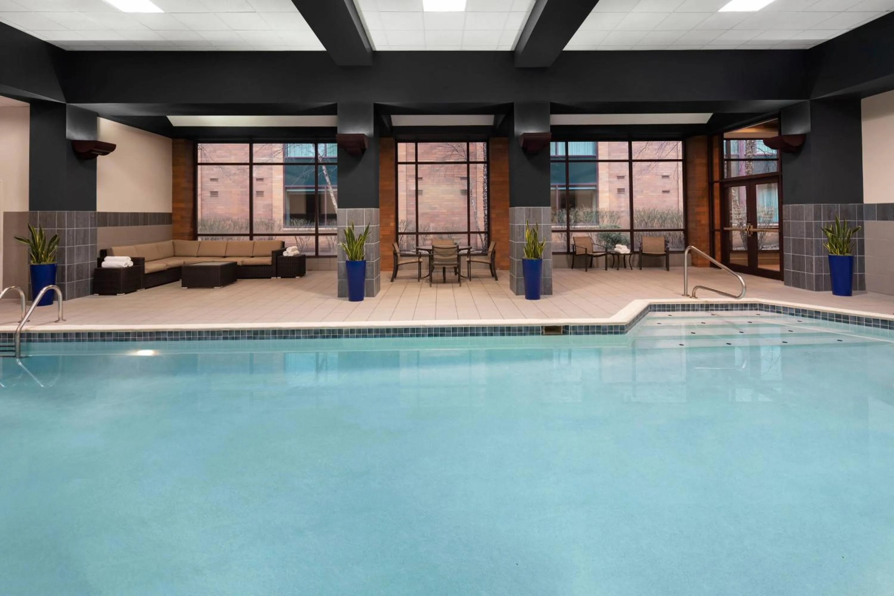 Swimming pool in Cleveland Marriott East