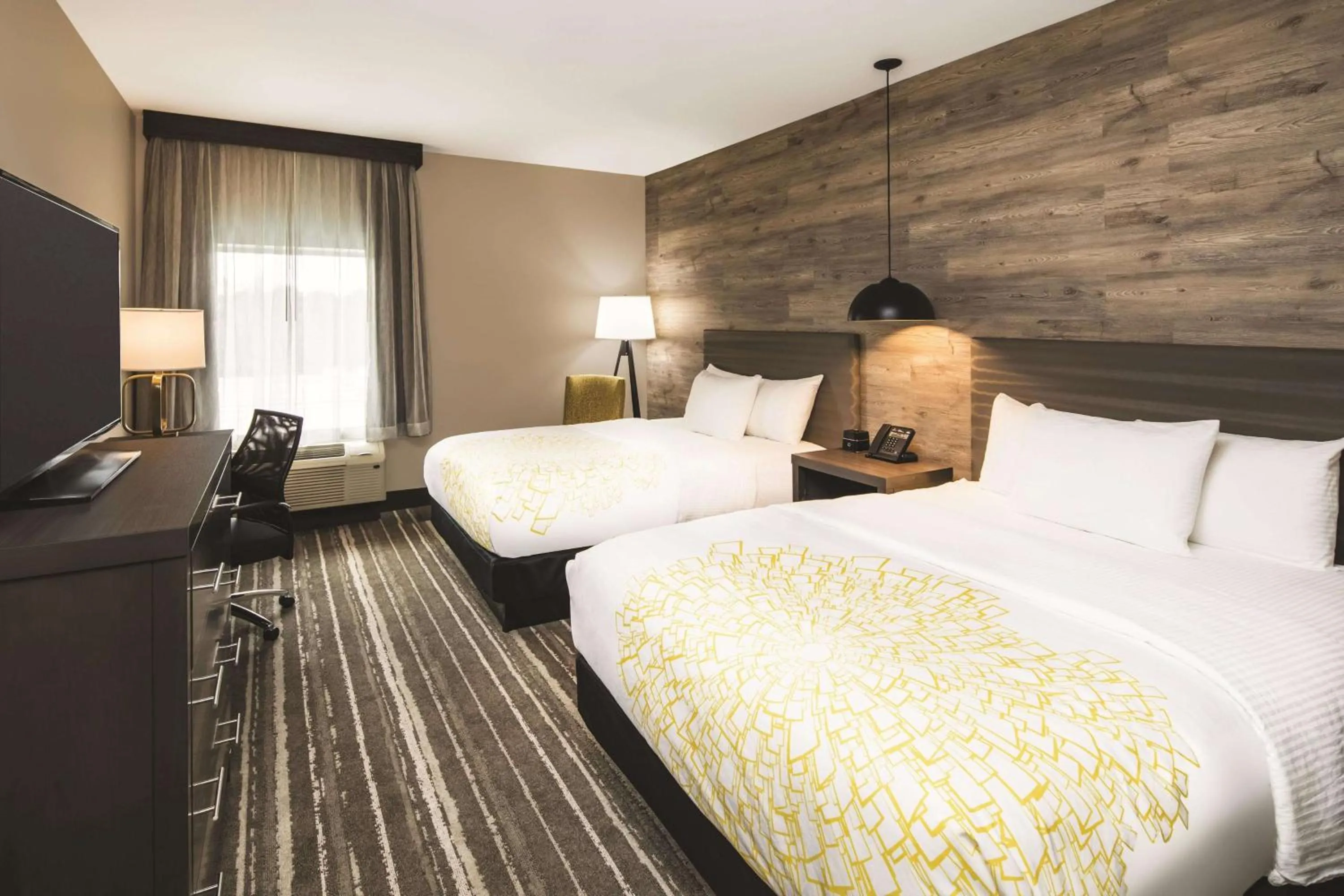 Photo of the whole room, Bed in La Quinta Inn & Suites by Wyndham Atlanta South - McDonough