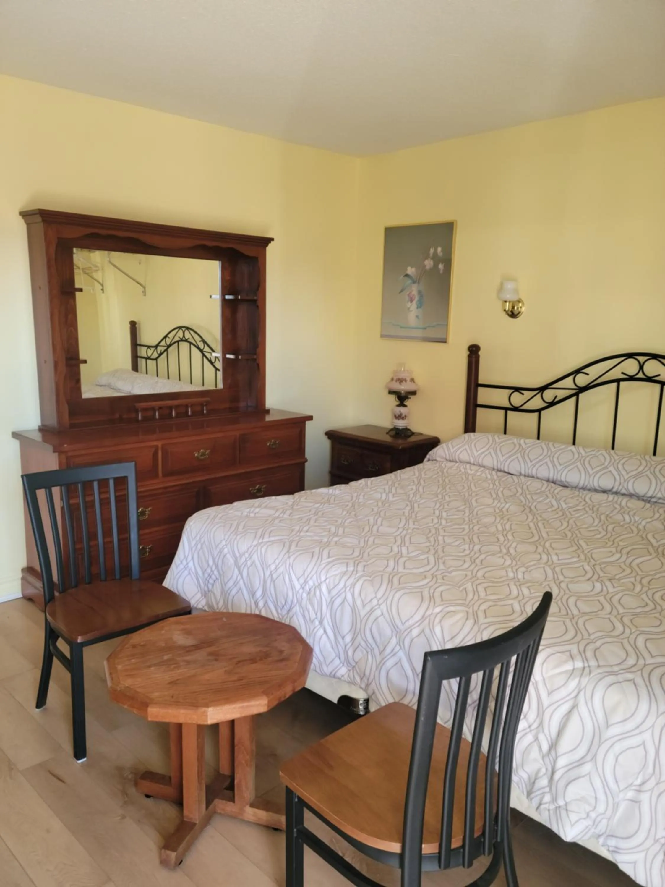 Bed in Olympia Motel