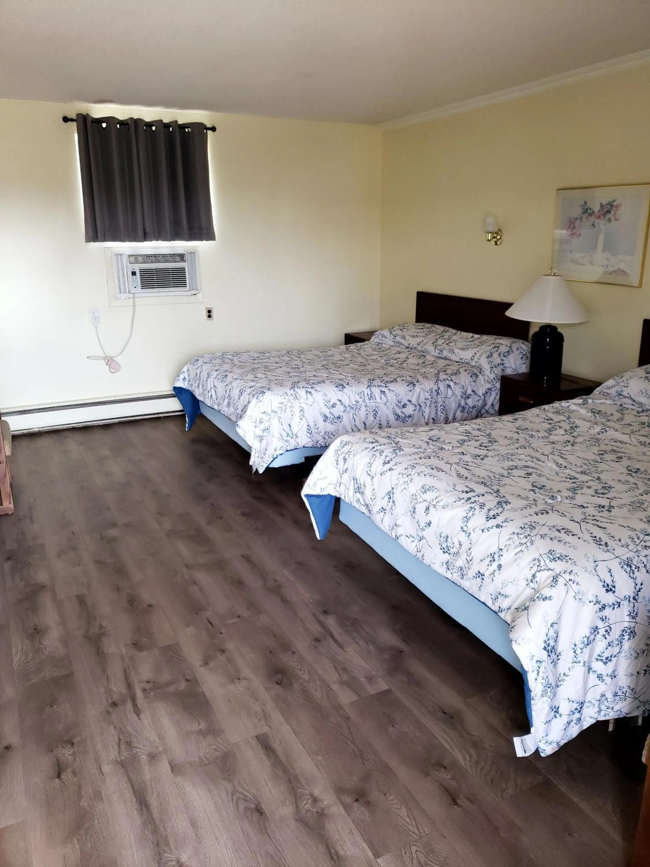 Bed in Olympia Motel