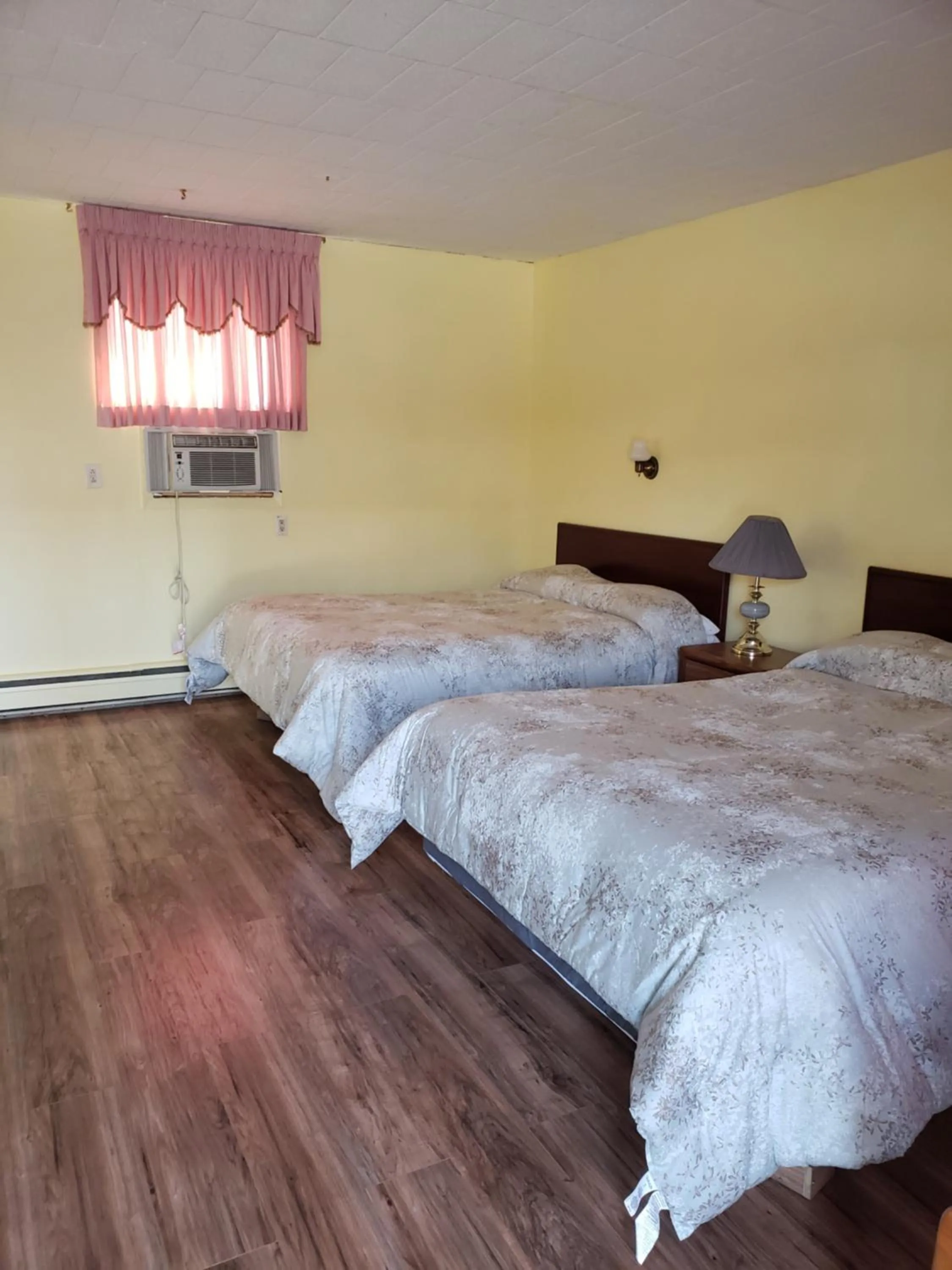 Bed in Olympia Motel