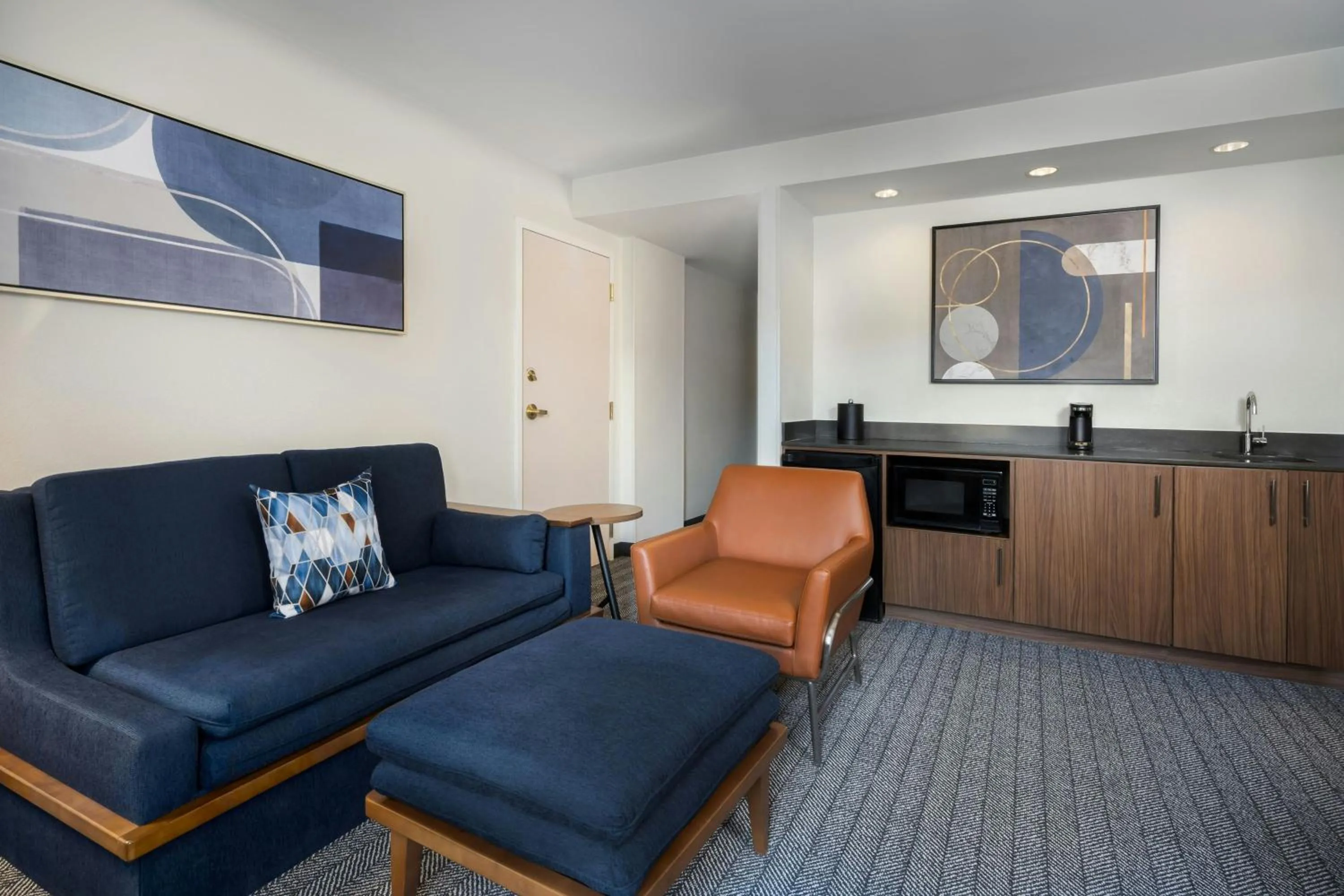 Living room in Courtyard by Marriott Chattanooga Downtown