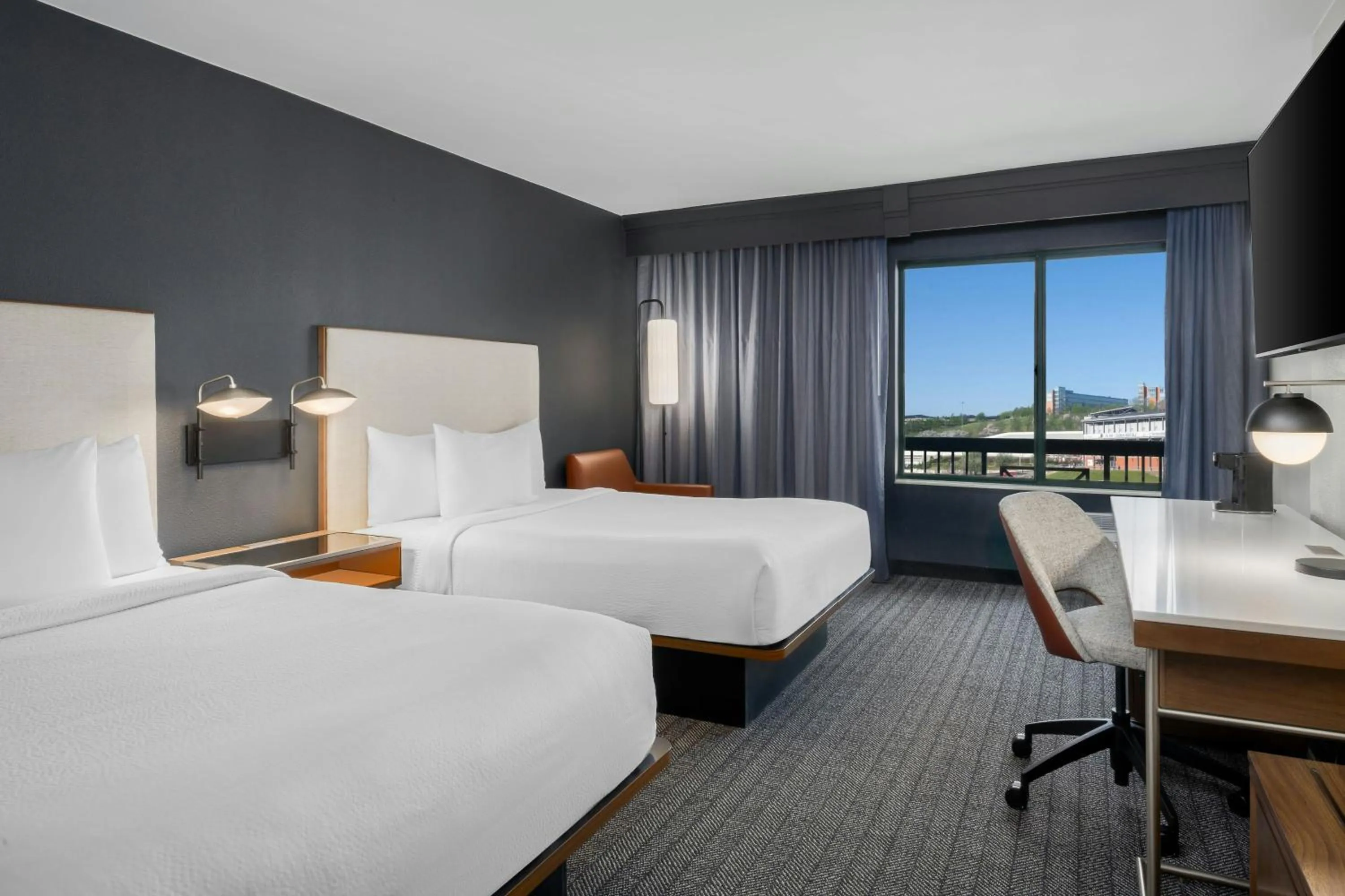 Photo of the whole room, Bed in Courtyard by Marriott Chattanooga Downtown