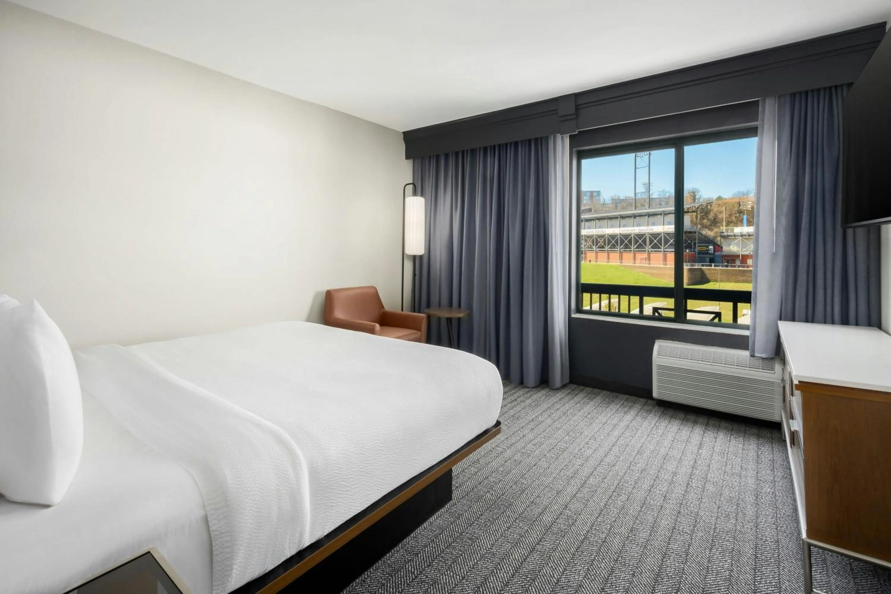 Bedroom, Bed in Courtyard by Marriott Chattanooga Downtown