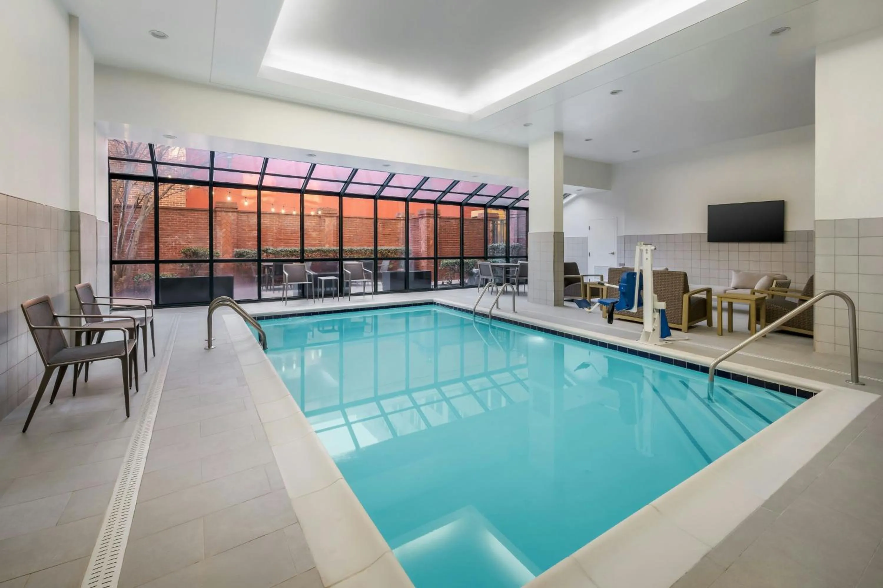Swimming pool in Courtyard by Marriott Chattanooga Downtown