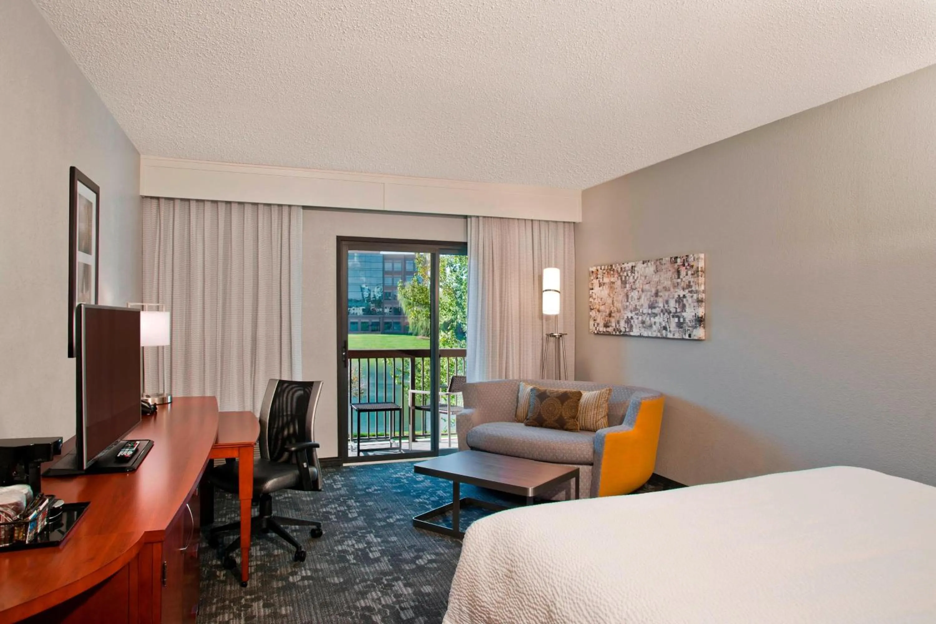 Photo of the whole room, Bed in Courtyard by Marriott Charlotte Ballantyne