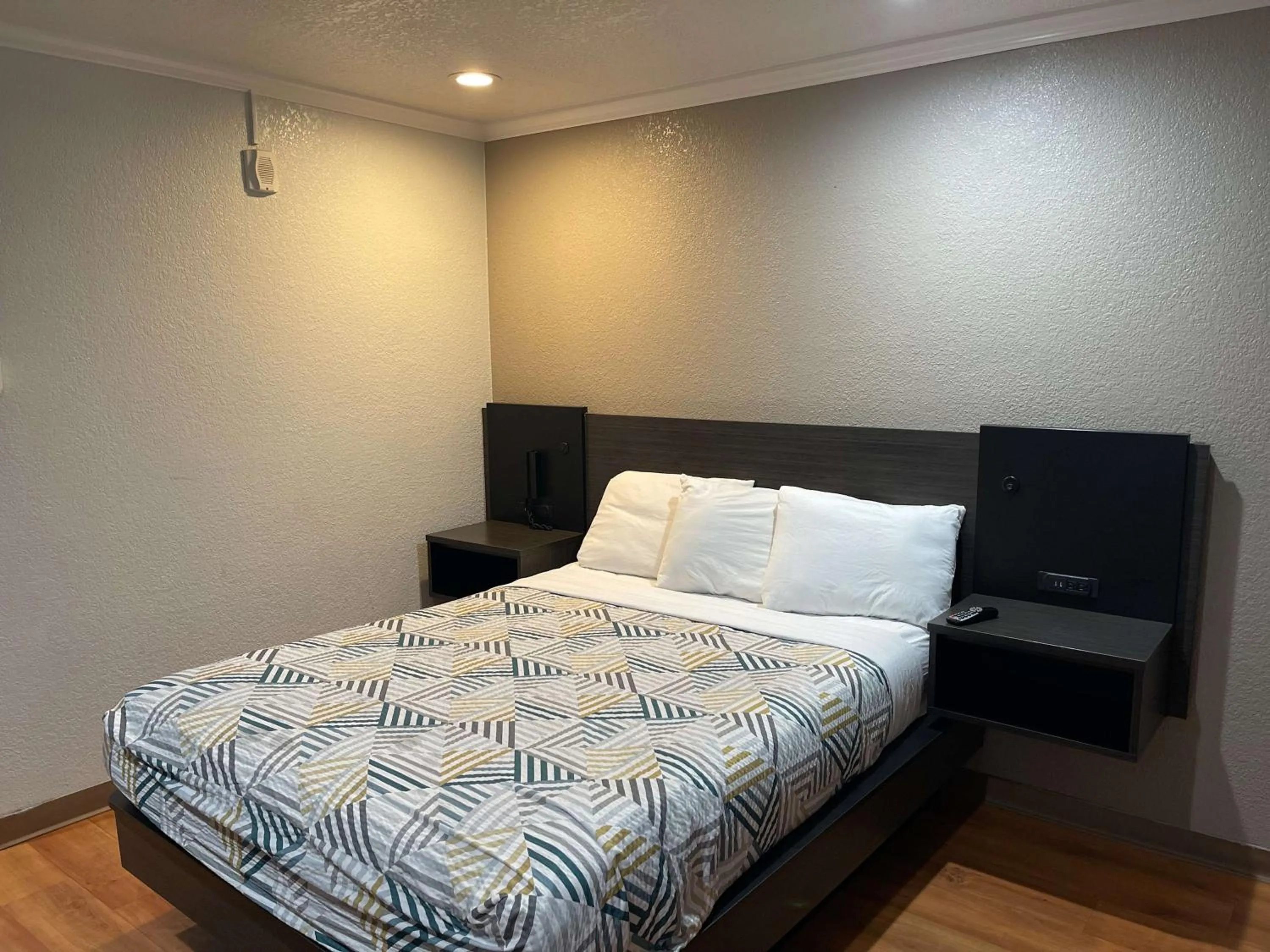 Bedroom, Bed in Motel 6 Sacramento, Ca - Downtown