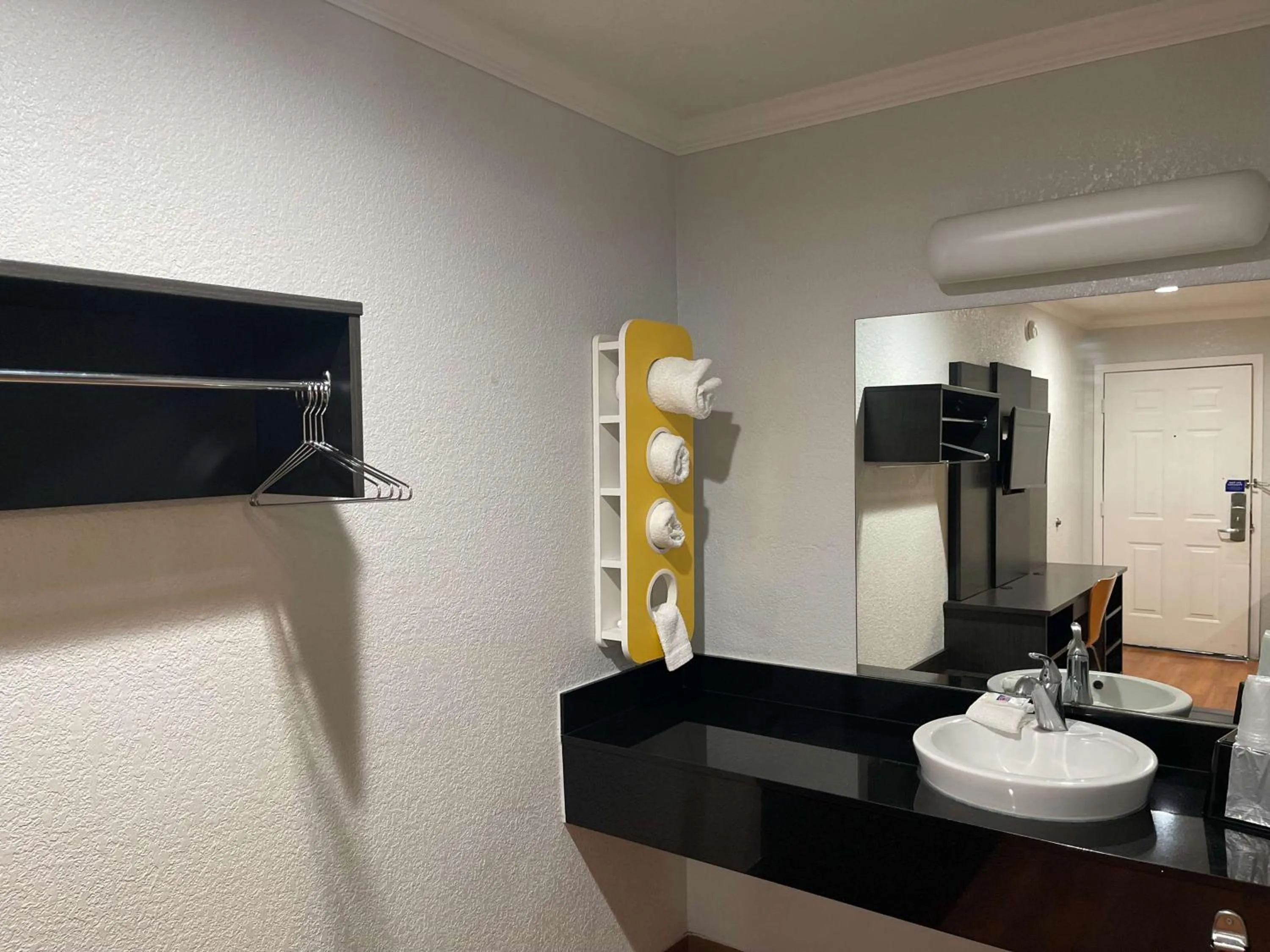 Bedroom in Motel 6 Sacramento, Ca - Downtown