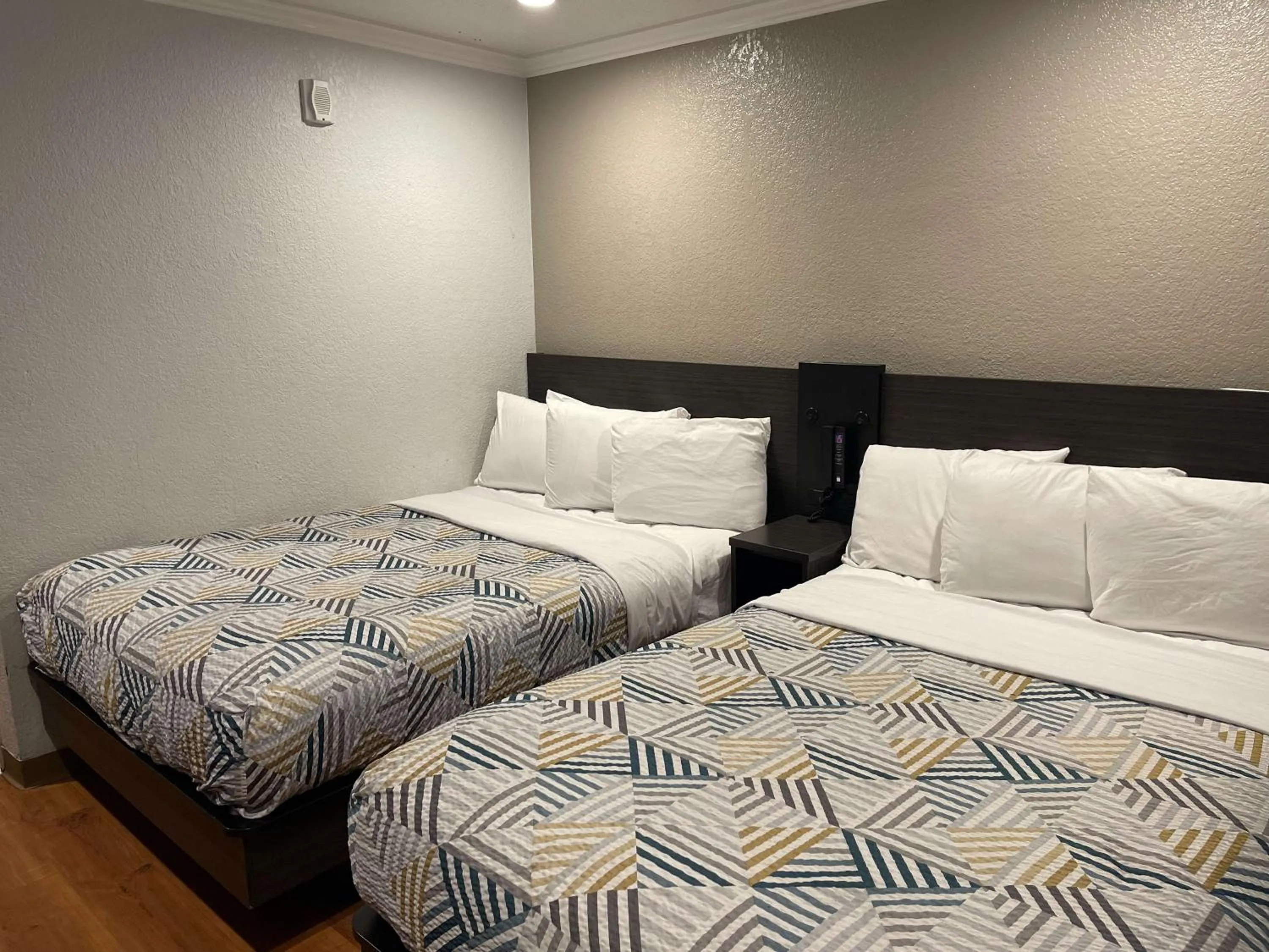 Bedroom, Bed in Motel 6 Sacramento, Ca - Downtown