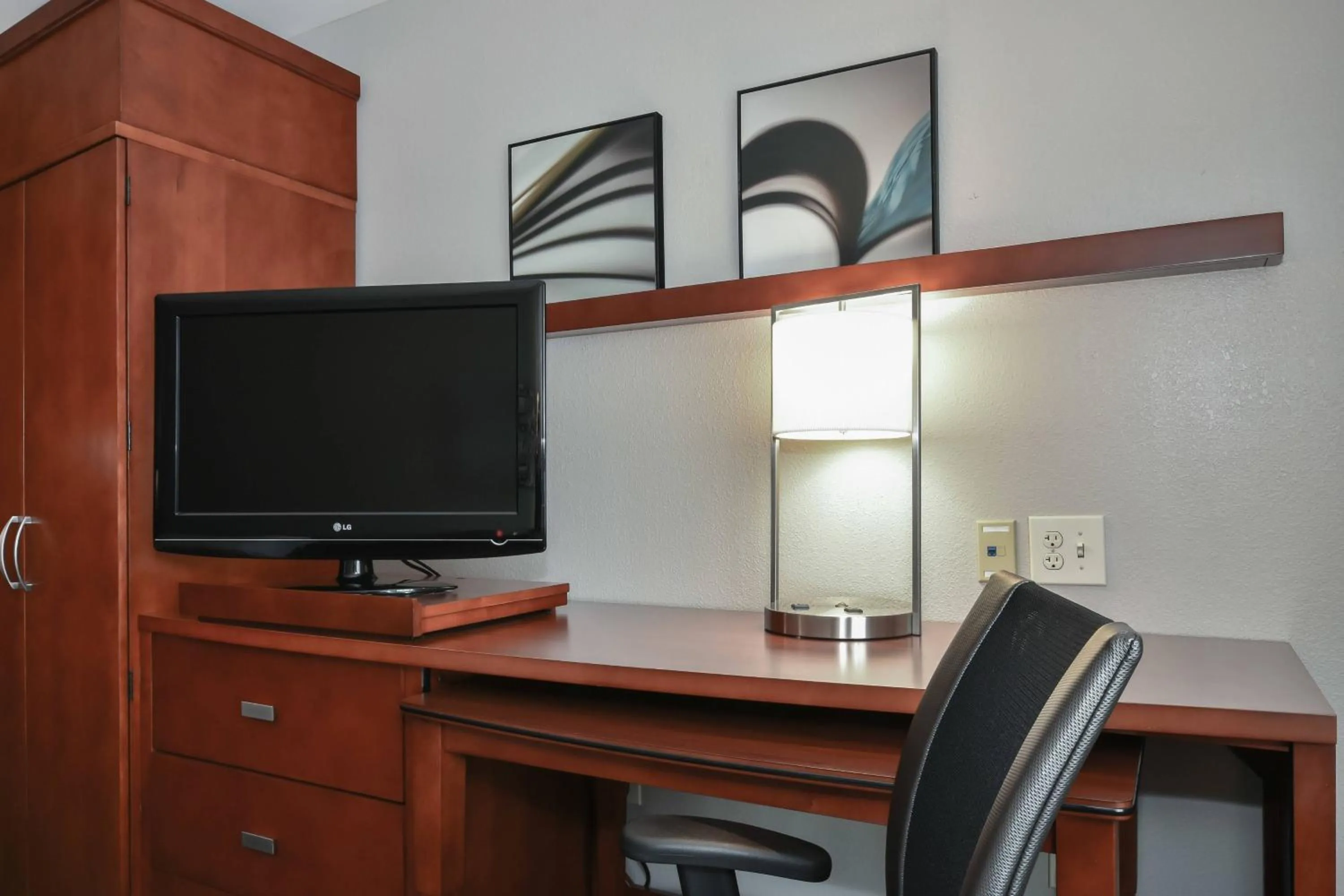 Photo of the whole room in Courtyard Charlotte Concord