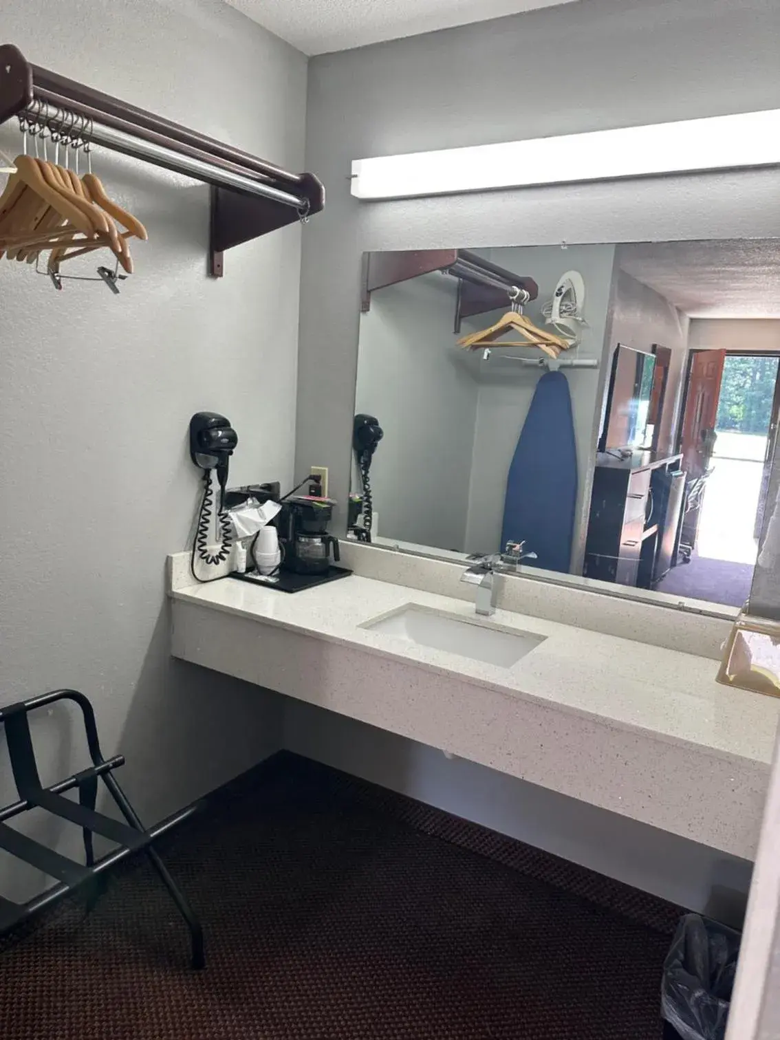 Budget Double Room in Clairmont Inn & Suites - Warren Budget Double Room in Clairmont Inn & Suites - Warren