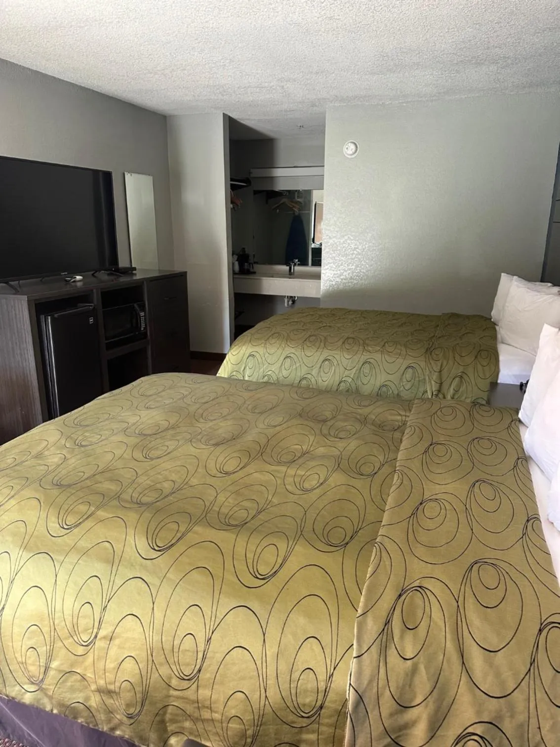 Clairmont Inn & Suites - Warren