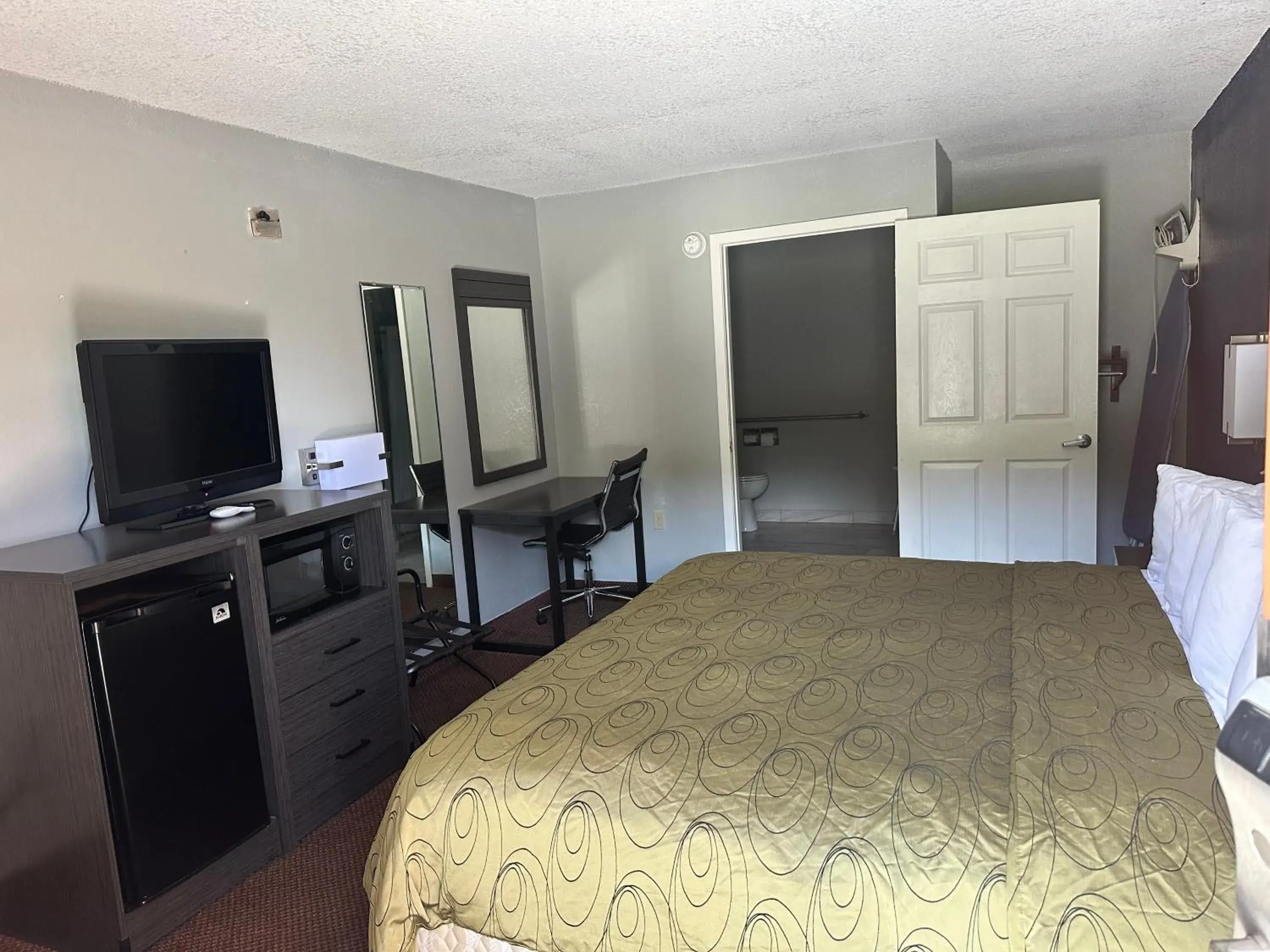 Budget Single Room in Clairmont Inn & Suites - Warren Budget Single Room in Clairmont Inn & Suites - Warren