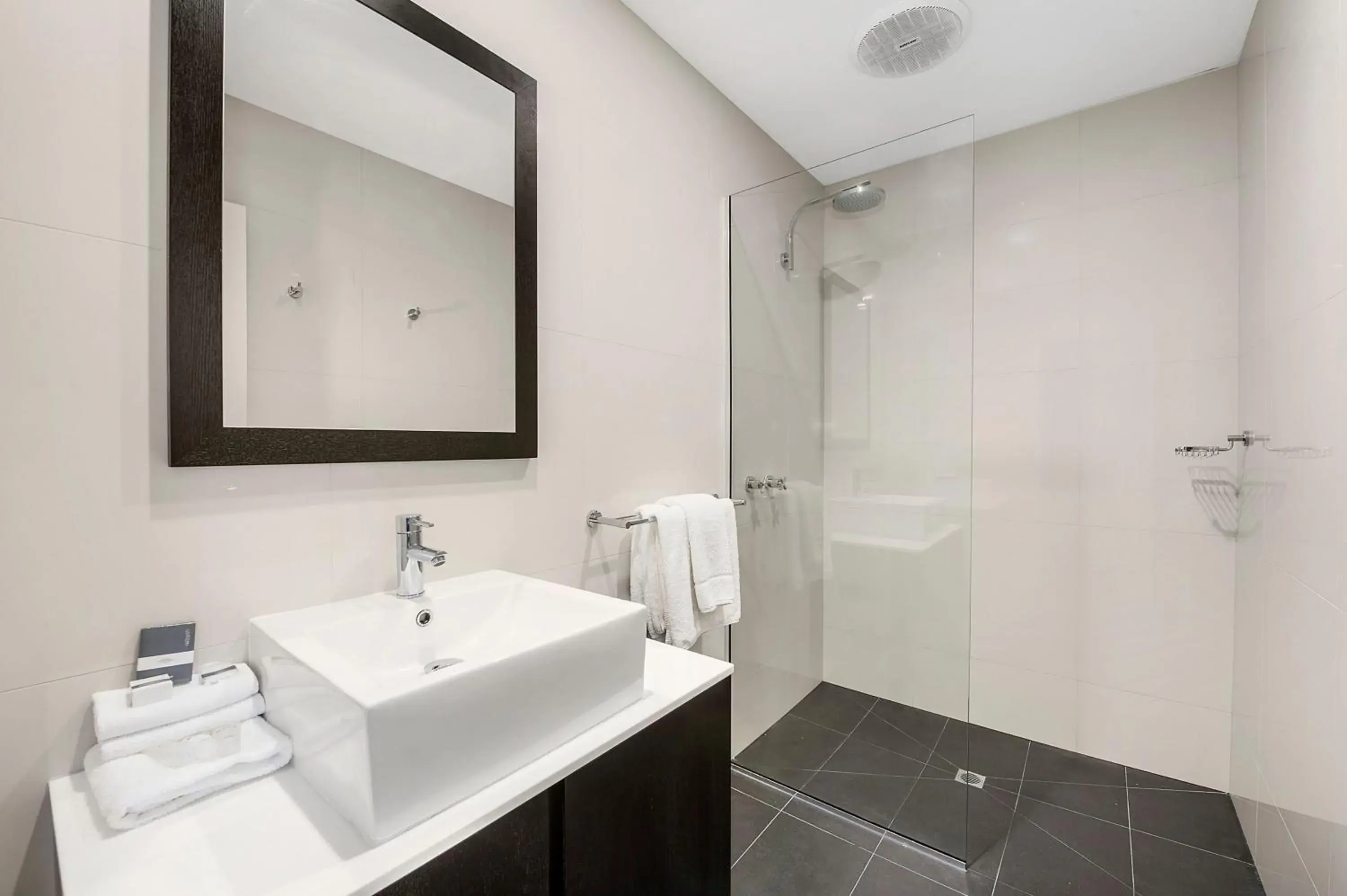 Premium King Room in Mid City Motel Warrnambool Premium King Room in Mid City Motel Warrnambool