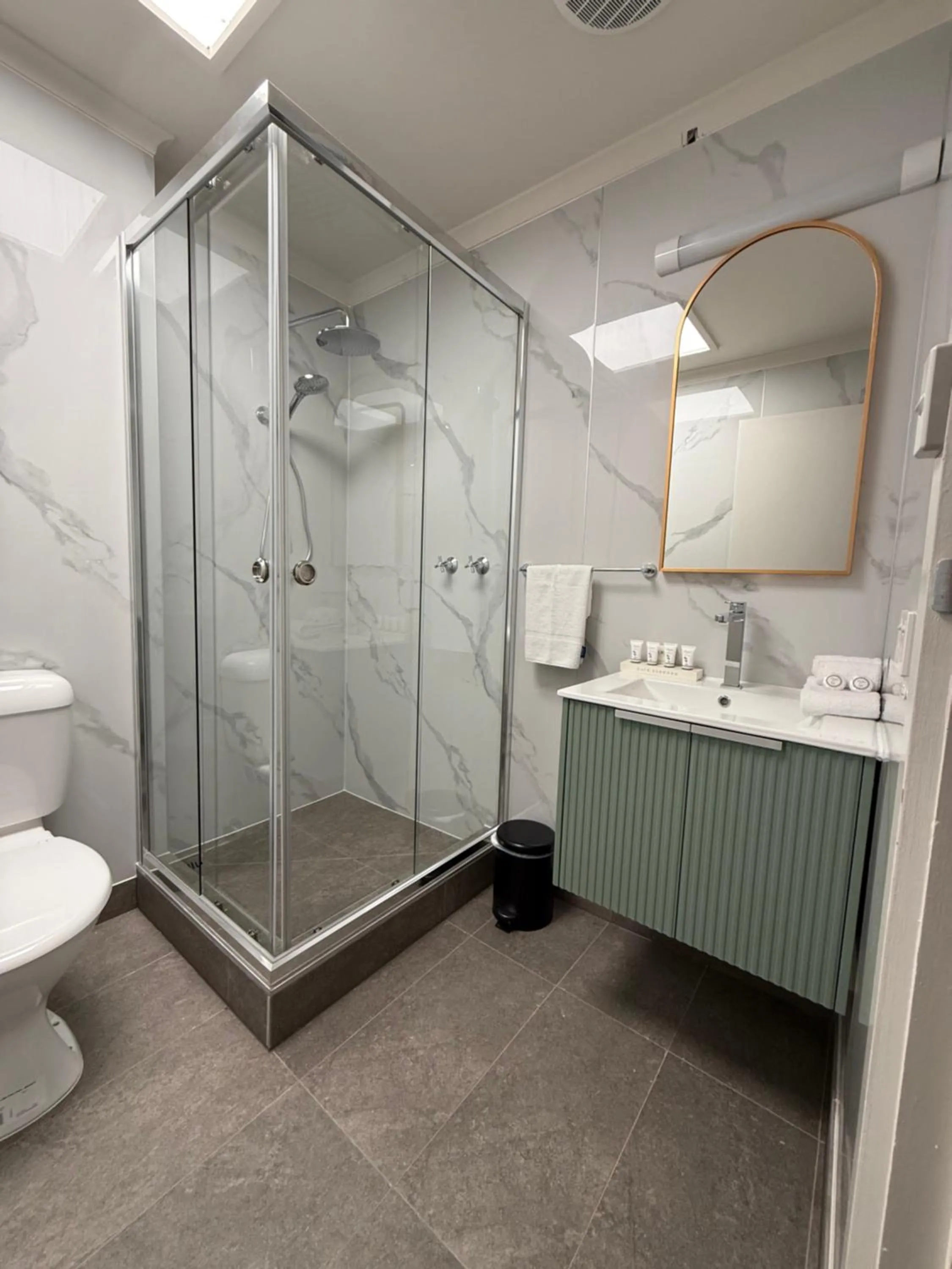 Shower in Mid City Motel Warrnambool