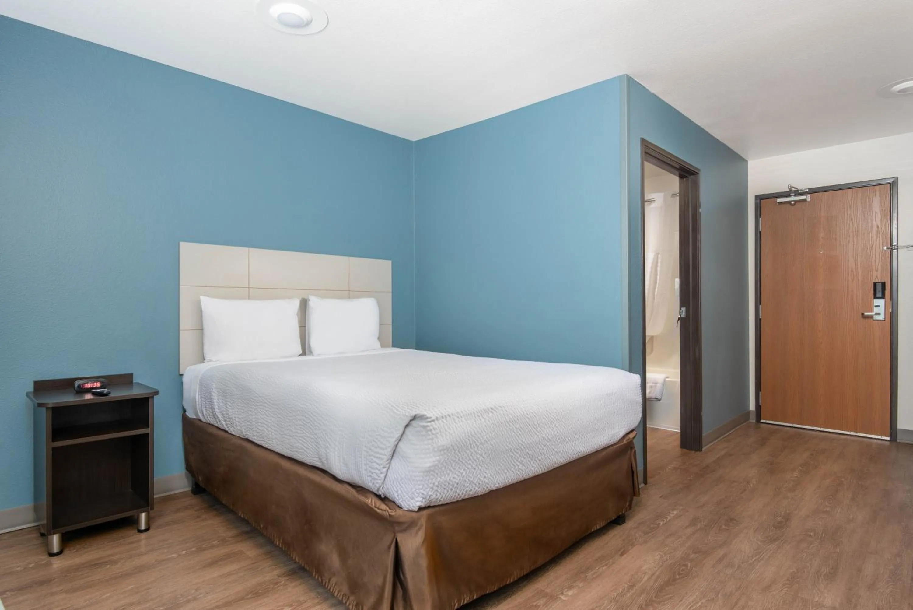 Bed in Extended Stay America Select Suites - Orlando - South