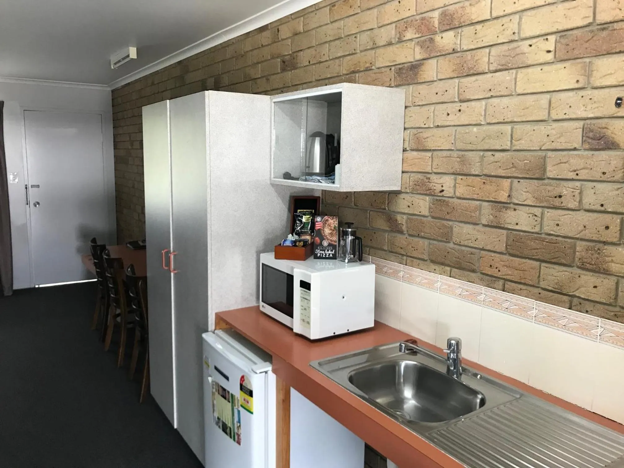 Kitchen or kitchenette in True Blue Motor Inn