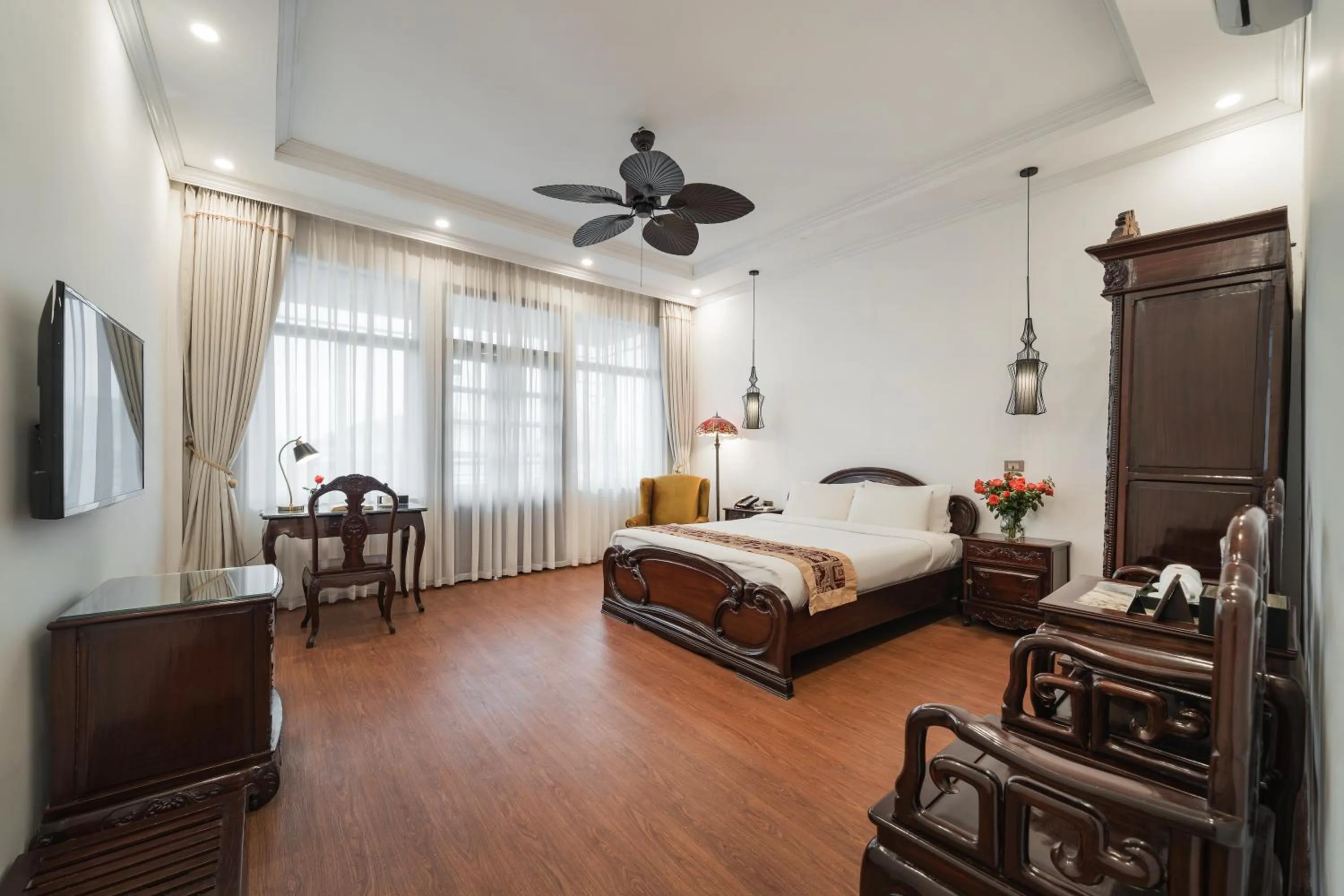 Photo of the whole room, Bed in Hanoi Little Town Hotel