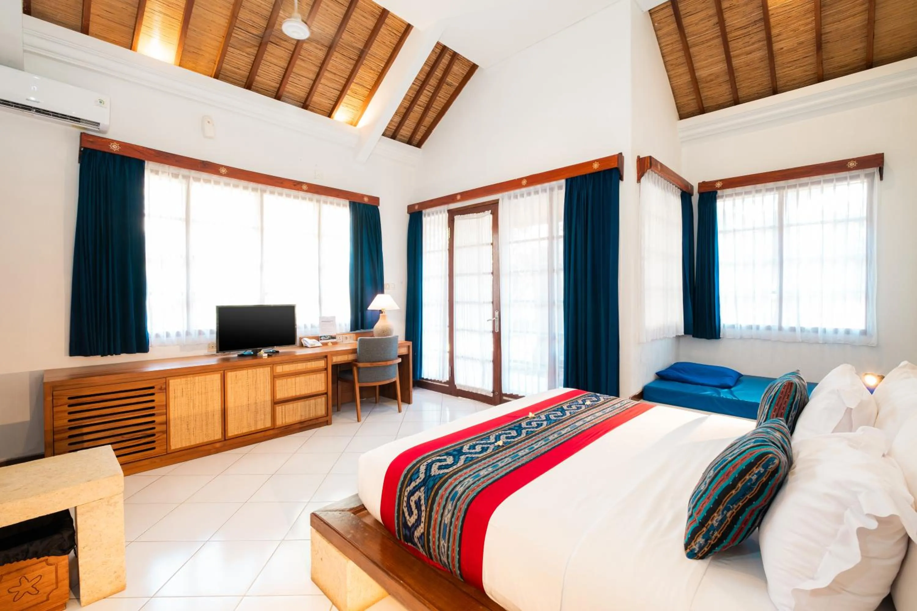 Property building, Bed in Villa Almarik Resort