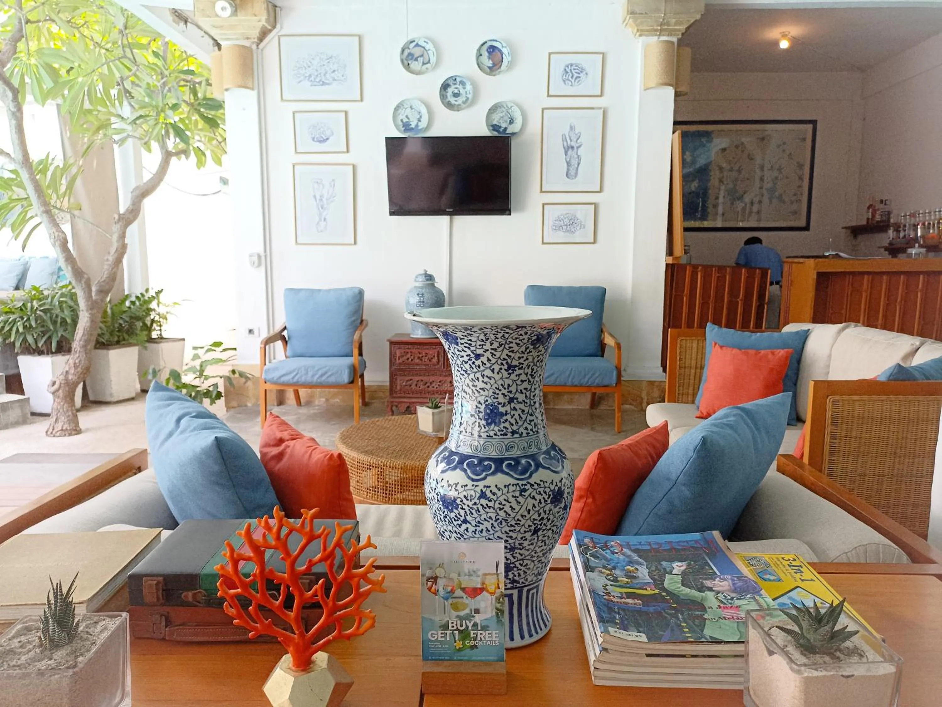 Communal lounge/ TV room in Villa Almarik Resort