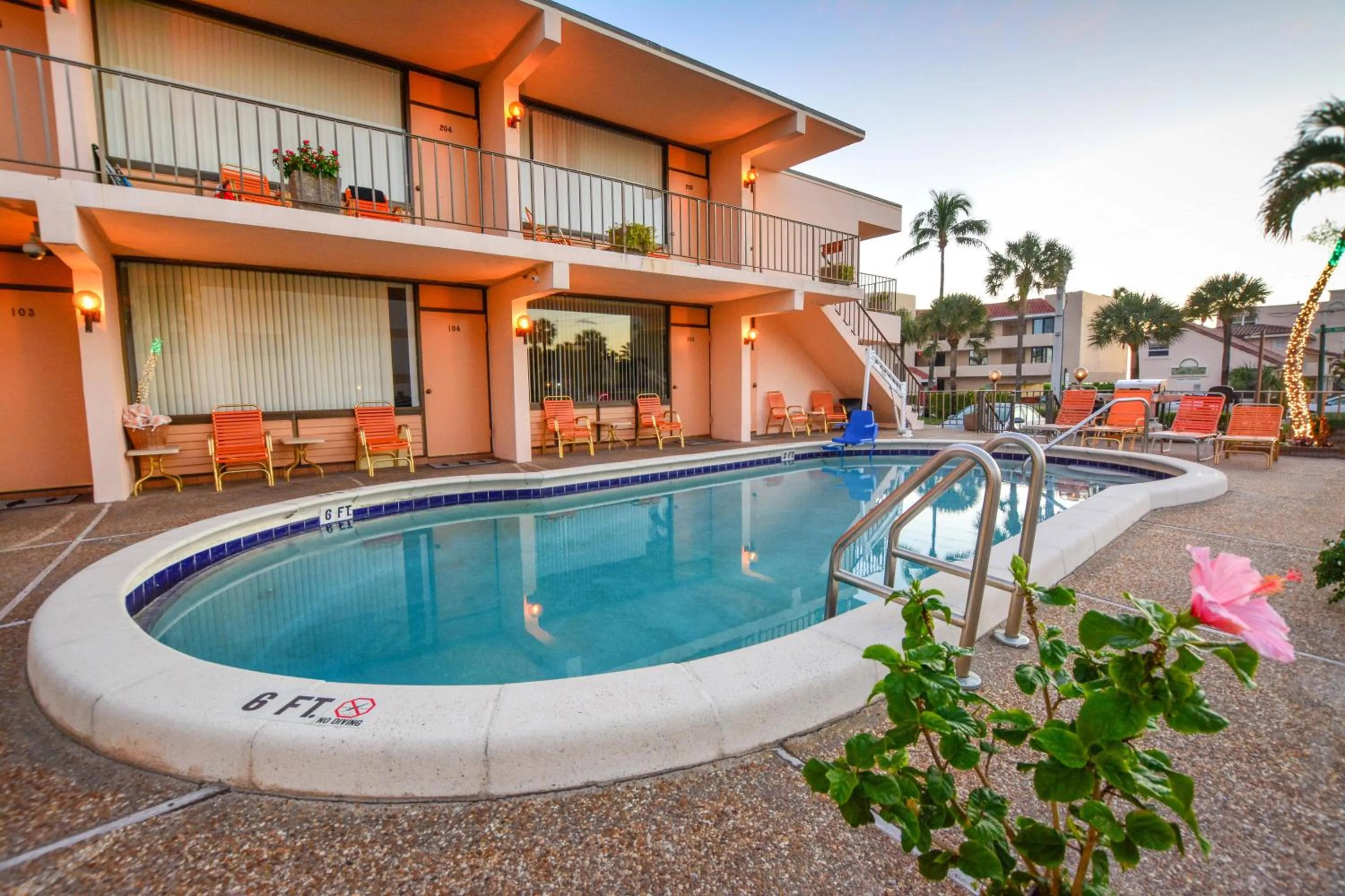 Swimming pool in Sea Cliff Hotel