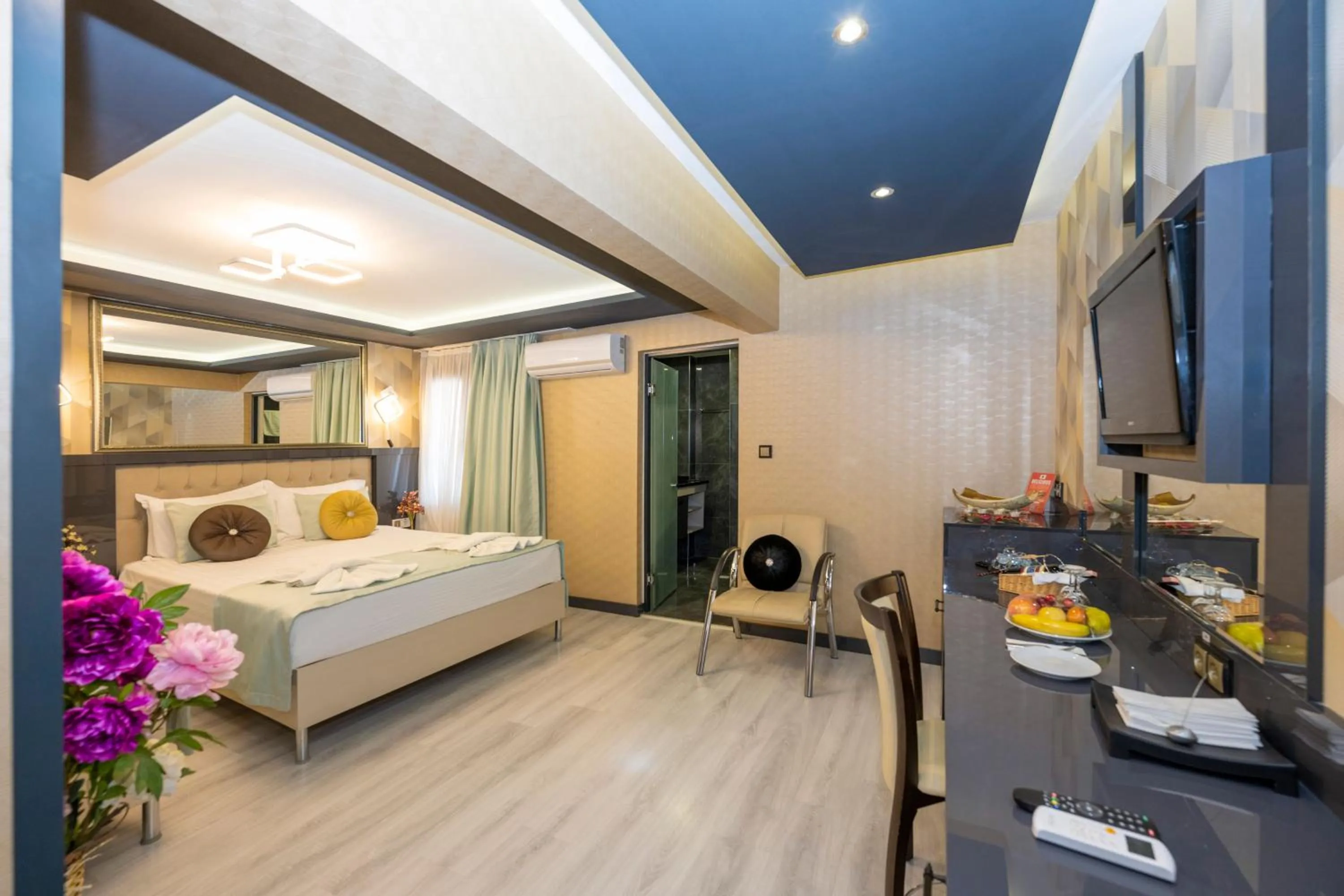 Photo of the whole room, Bed in Grand Ons Hotel