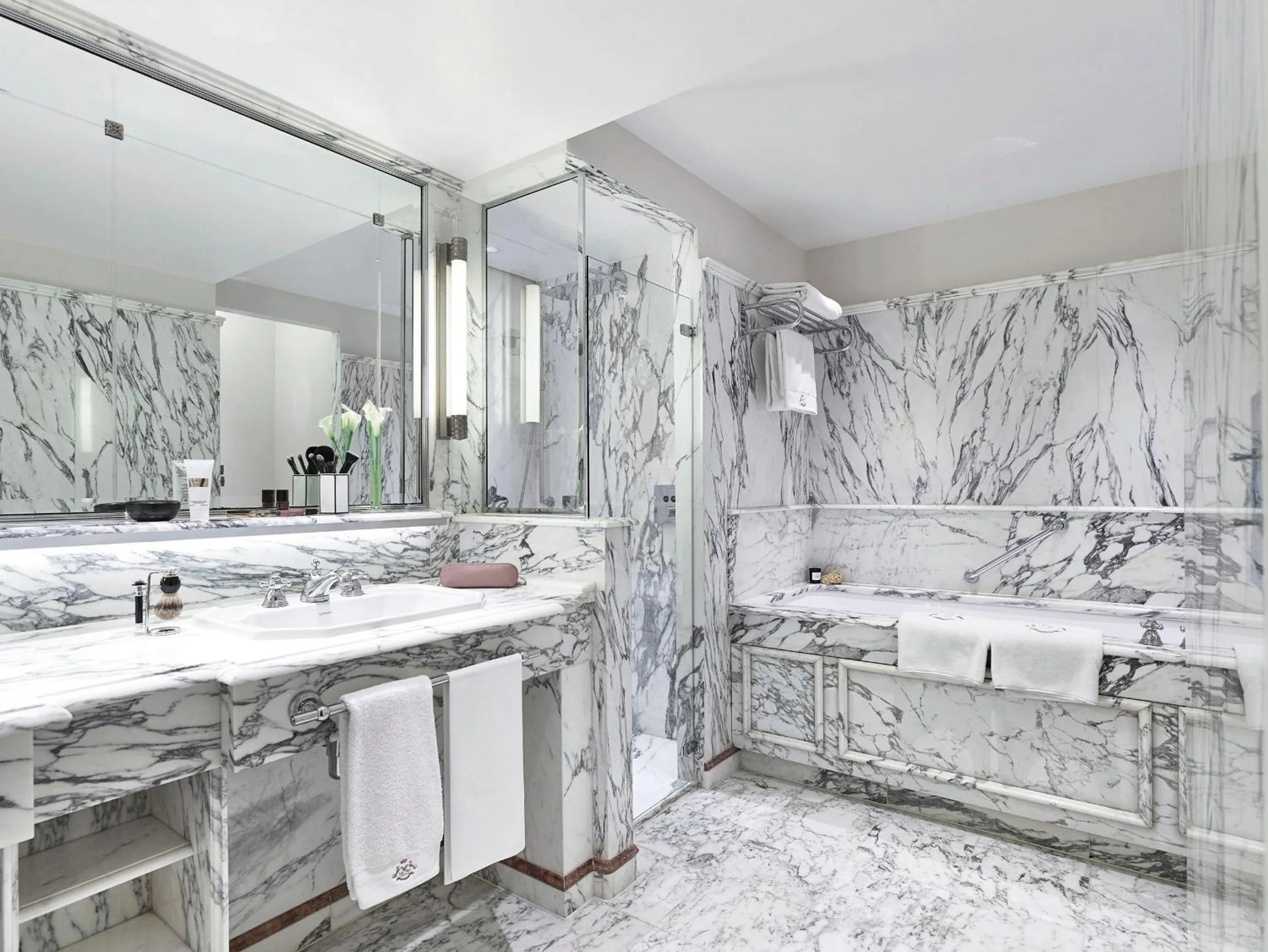 Bathroom in Le Meurice – Dorchester Collection