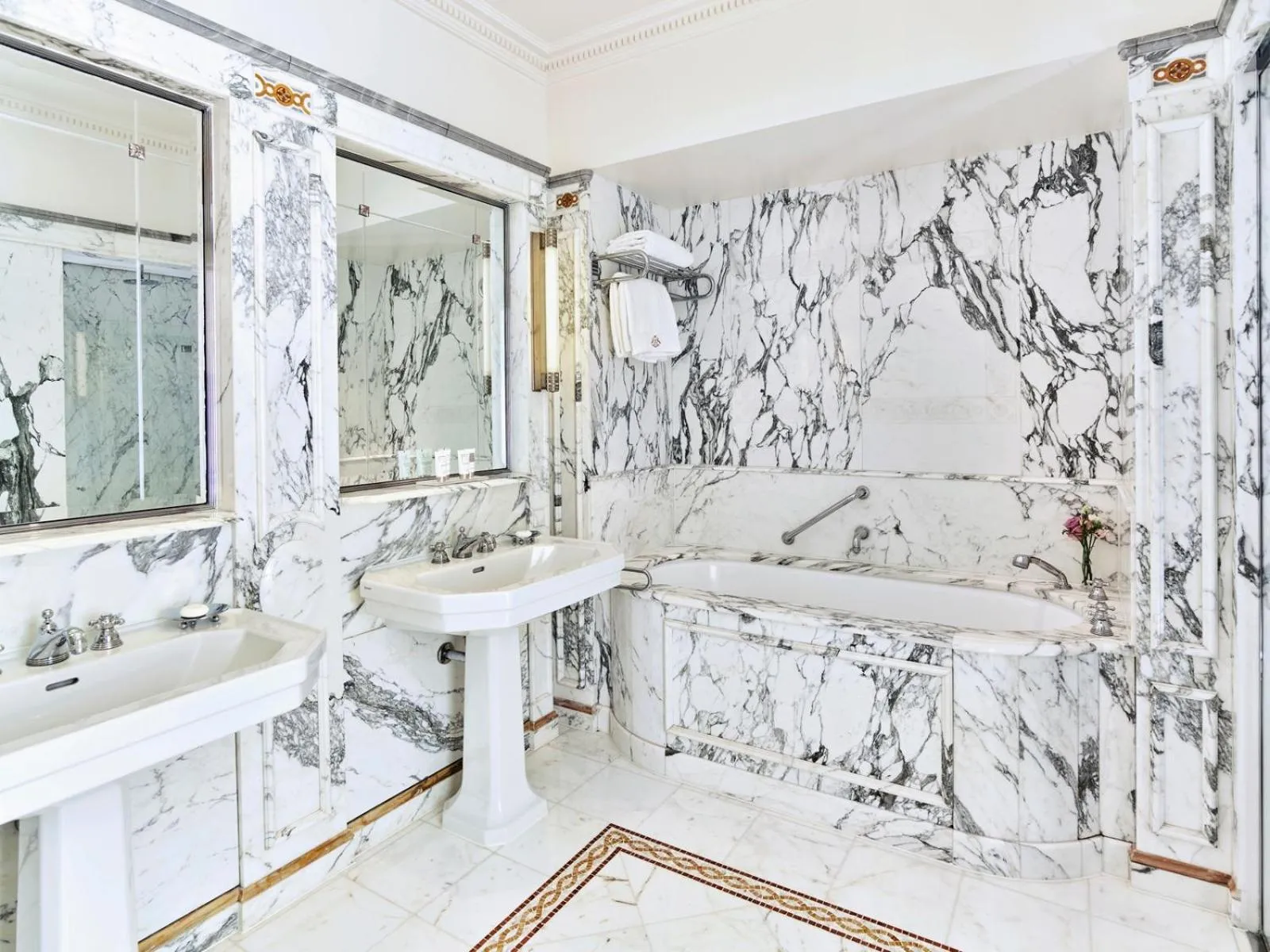 Bathroom in Le Meurice – Dorchester Collection