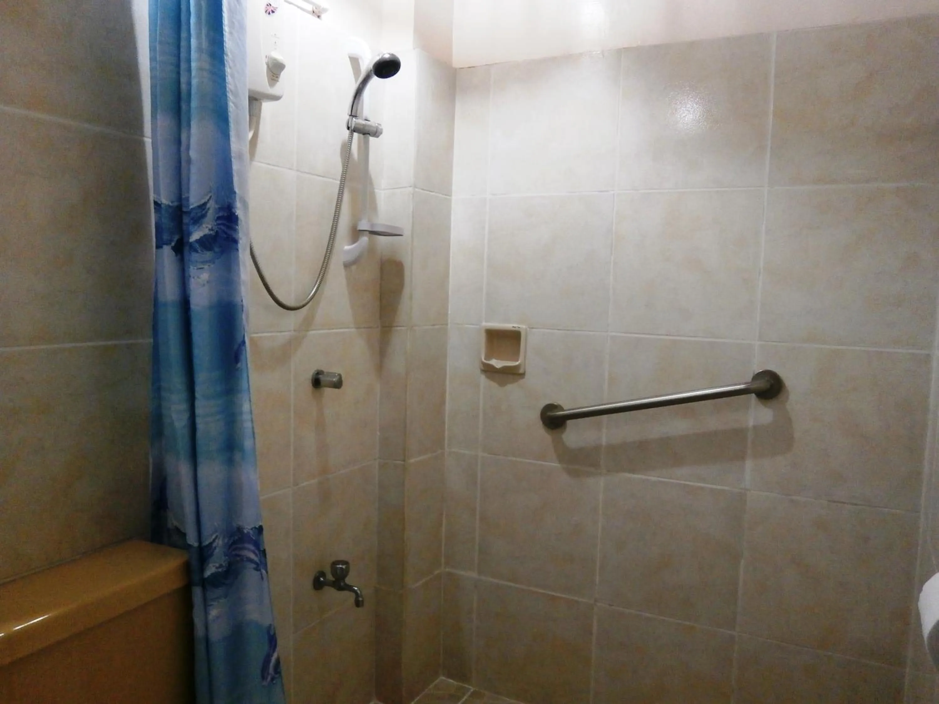 Shower in Nigi Nigi Nu Noos 'e' Nu Nu Noos