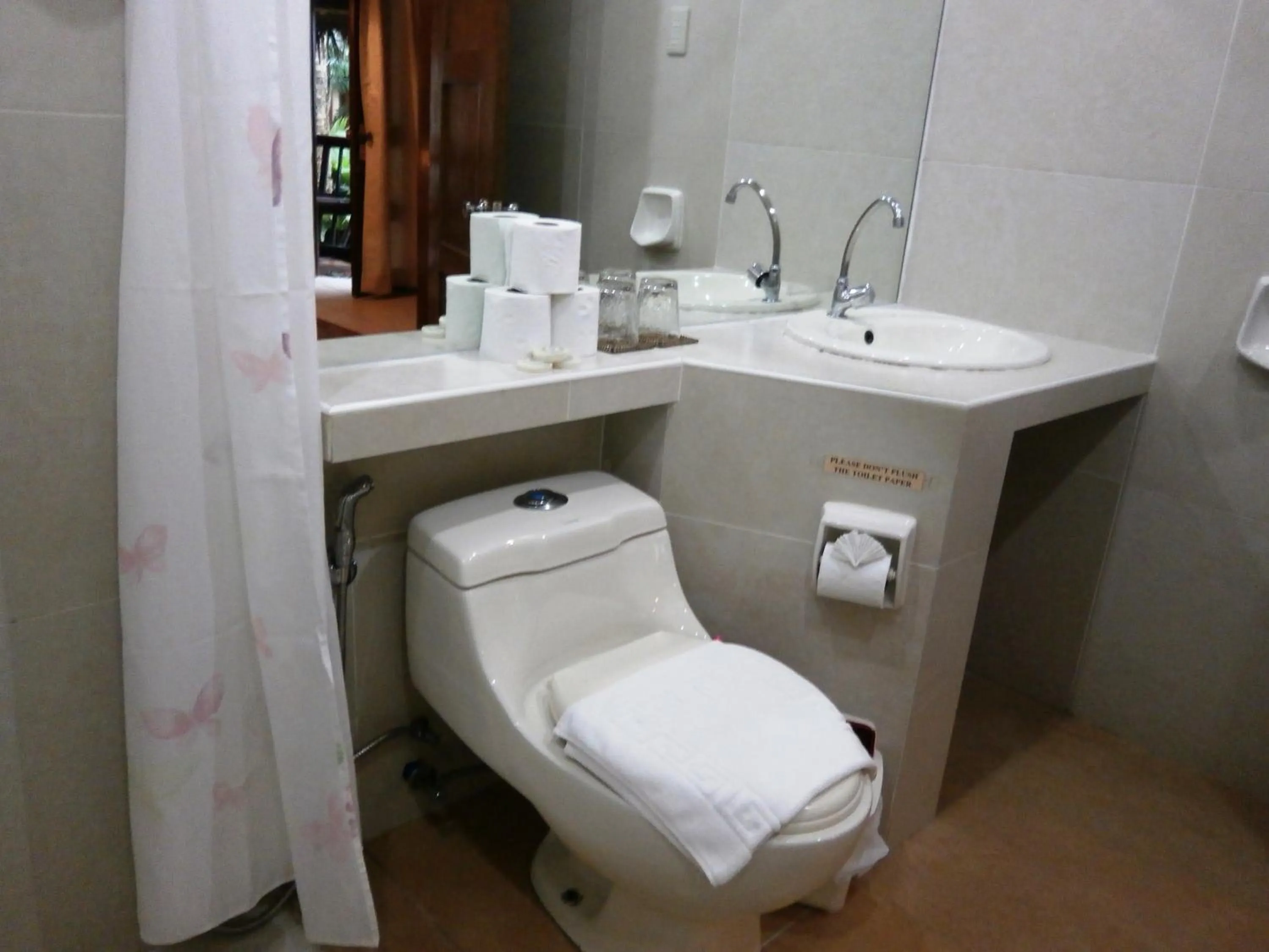 Toilet in Nigi Nigi Nu Noos 'e' Nu Nu Noos