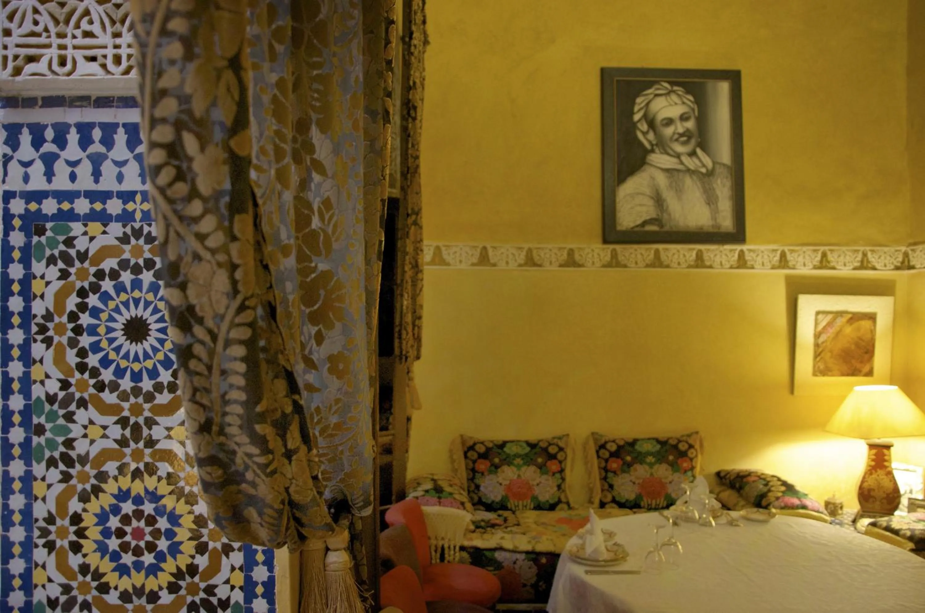 Restaurant/places to eat, Bed in Dar Anebar