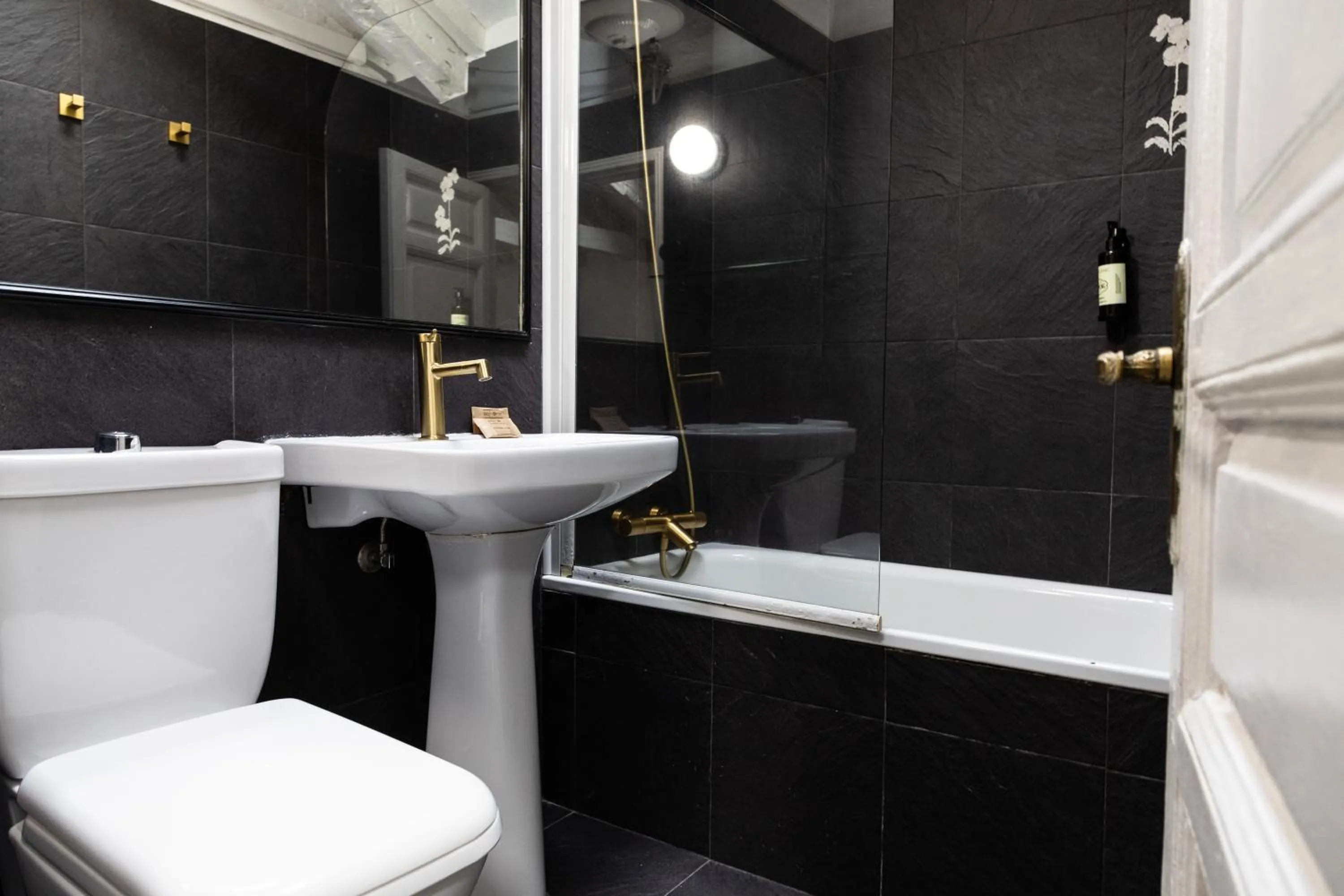 Shower in Charming Fuencarral II