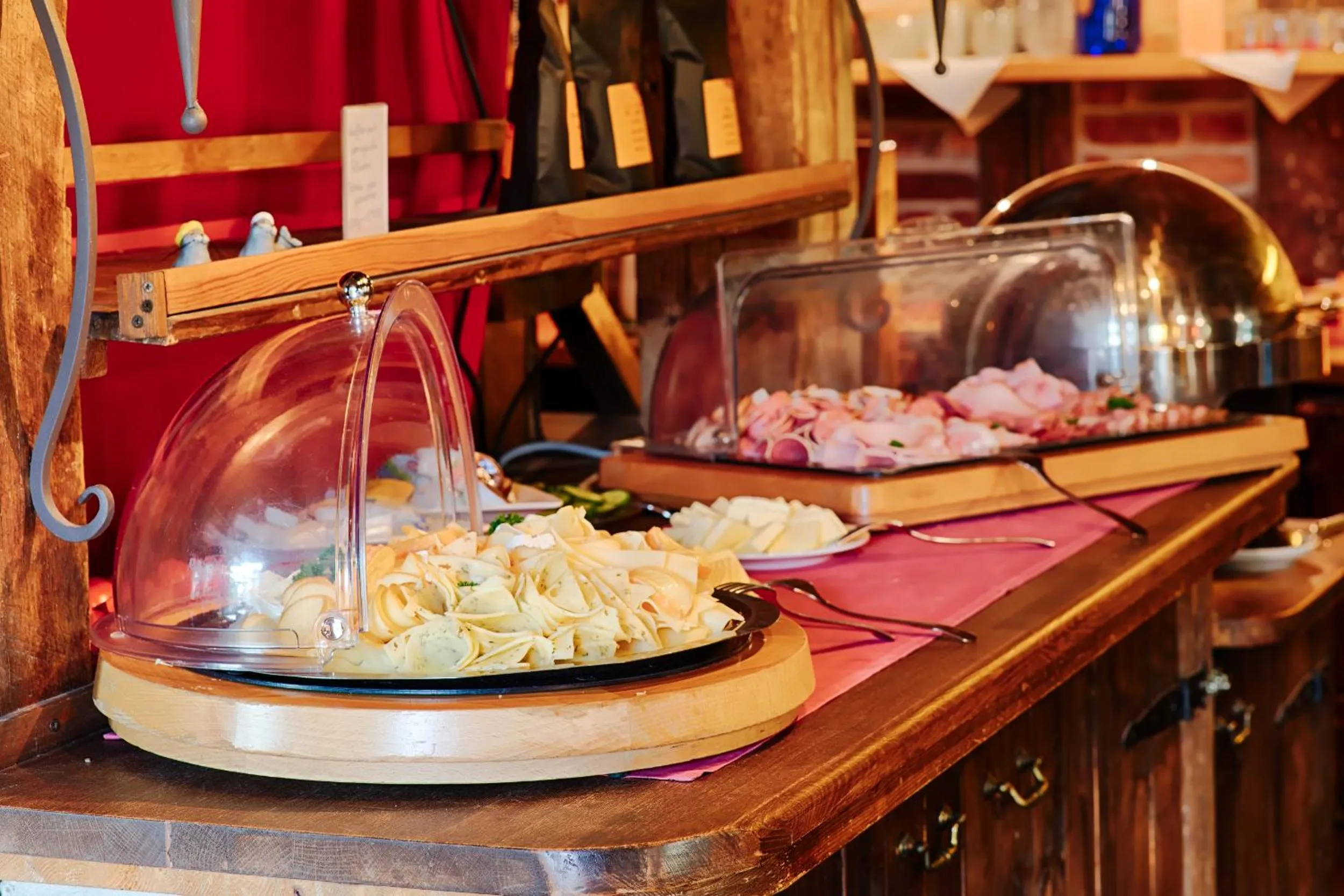 Buffet breakfast in Hotel & Gasthof Zur Linde