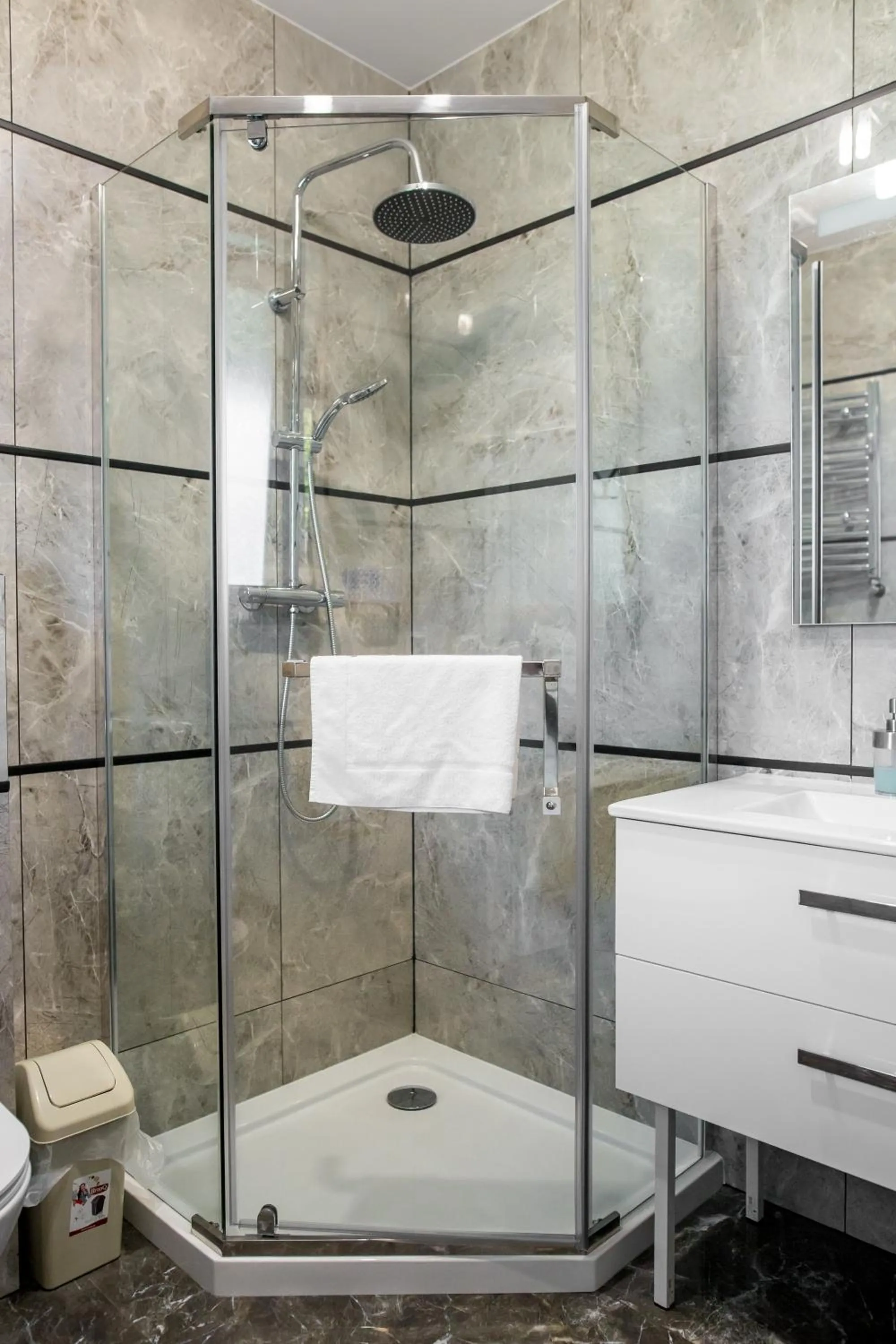 Shower in Eko Hotel Na Wierzynka & Park Pinokia