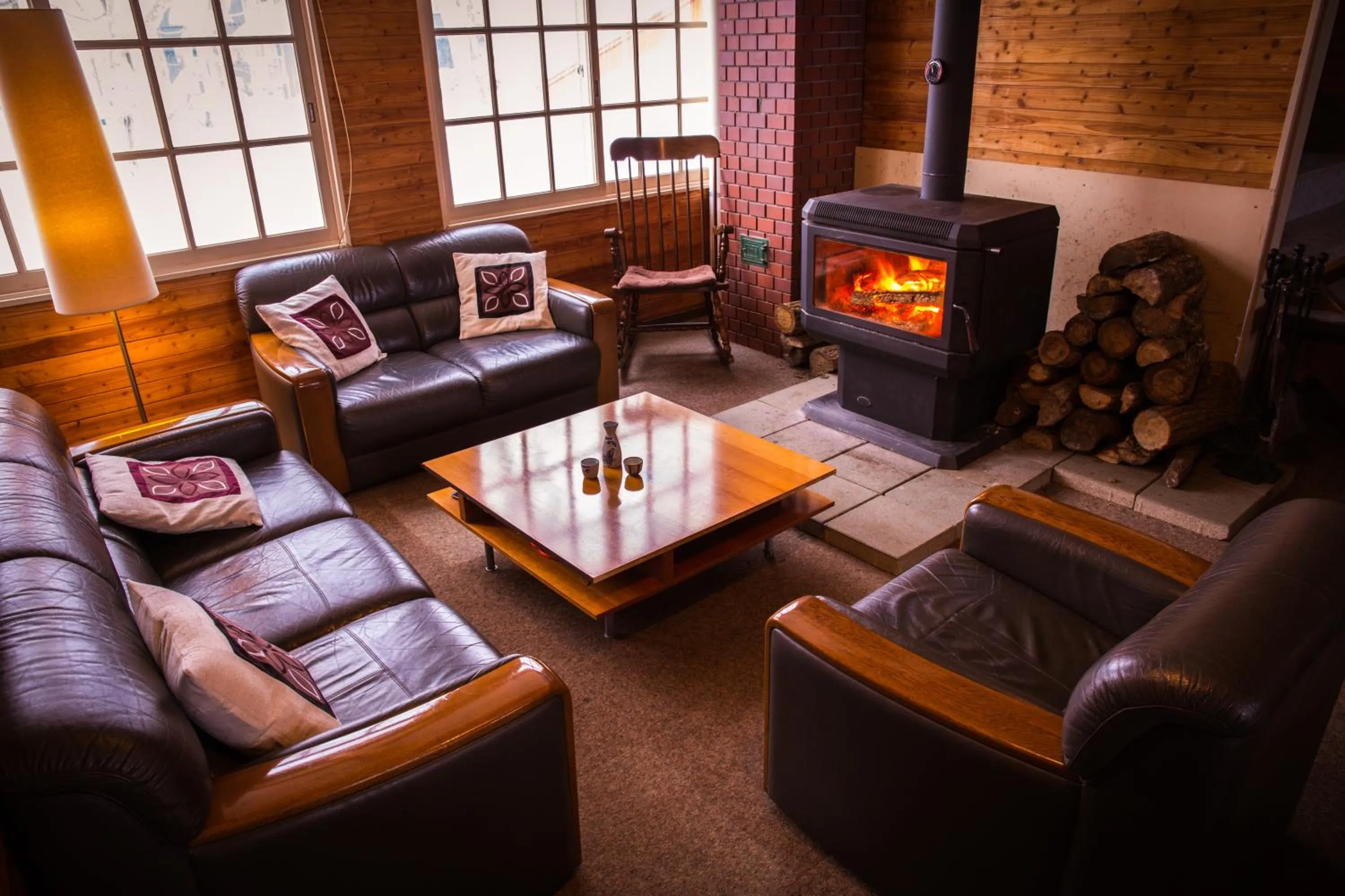 Communal lounge/ TV room in Annupuri Oasis Lodge