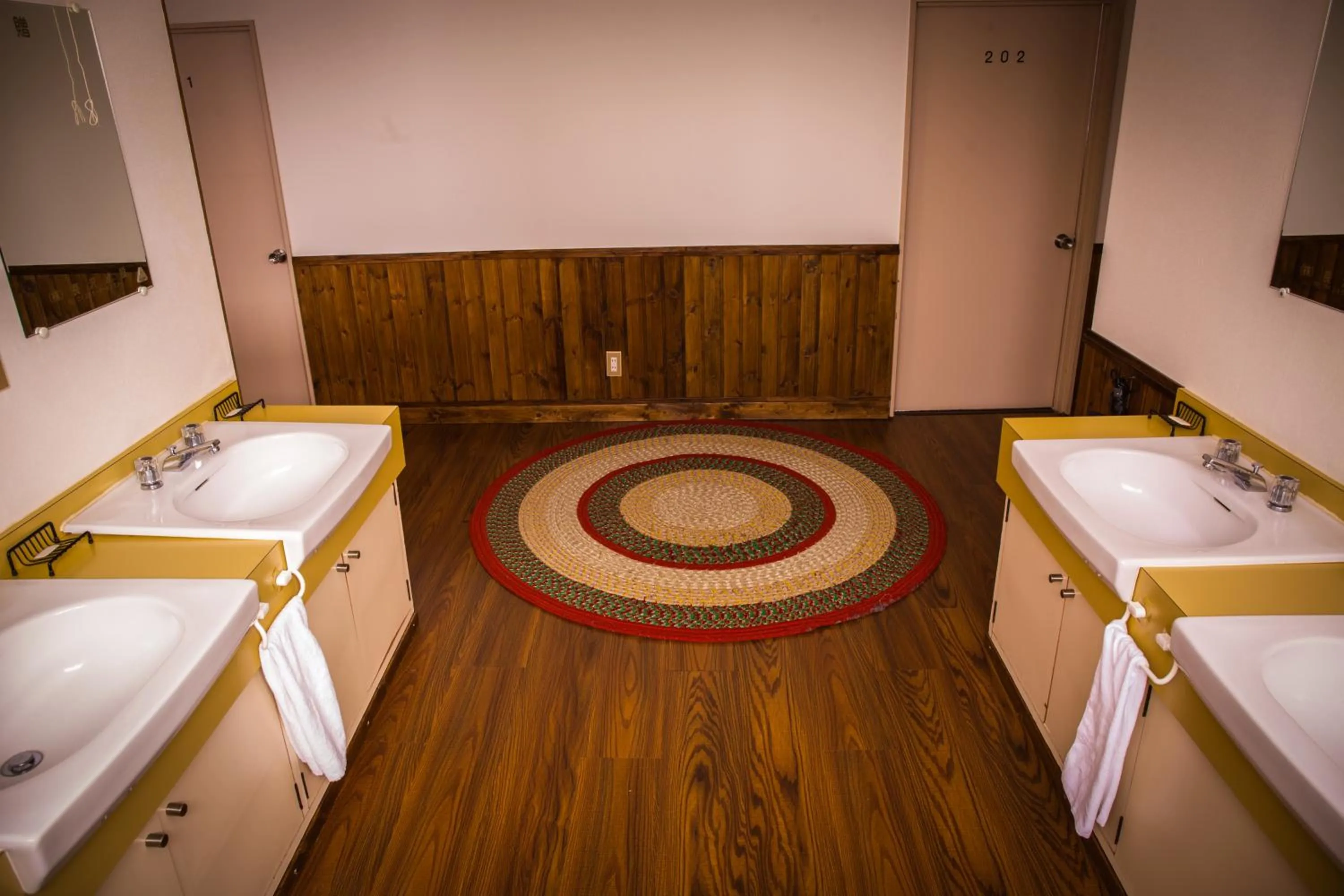 Bathroom, Bed in Annupuri Oasis Lodge